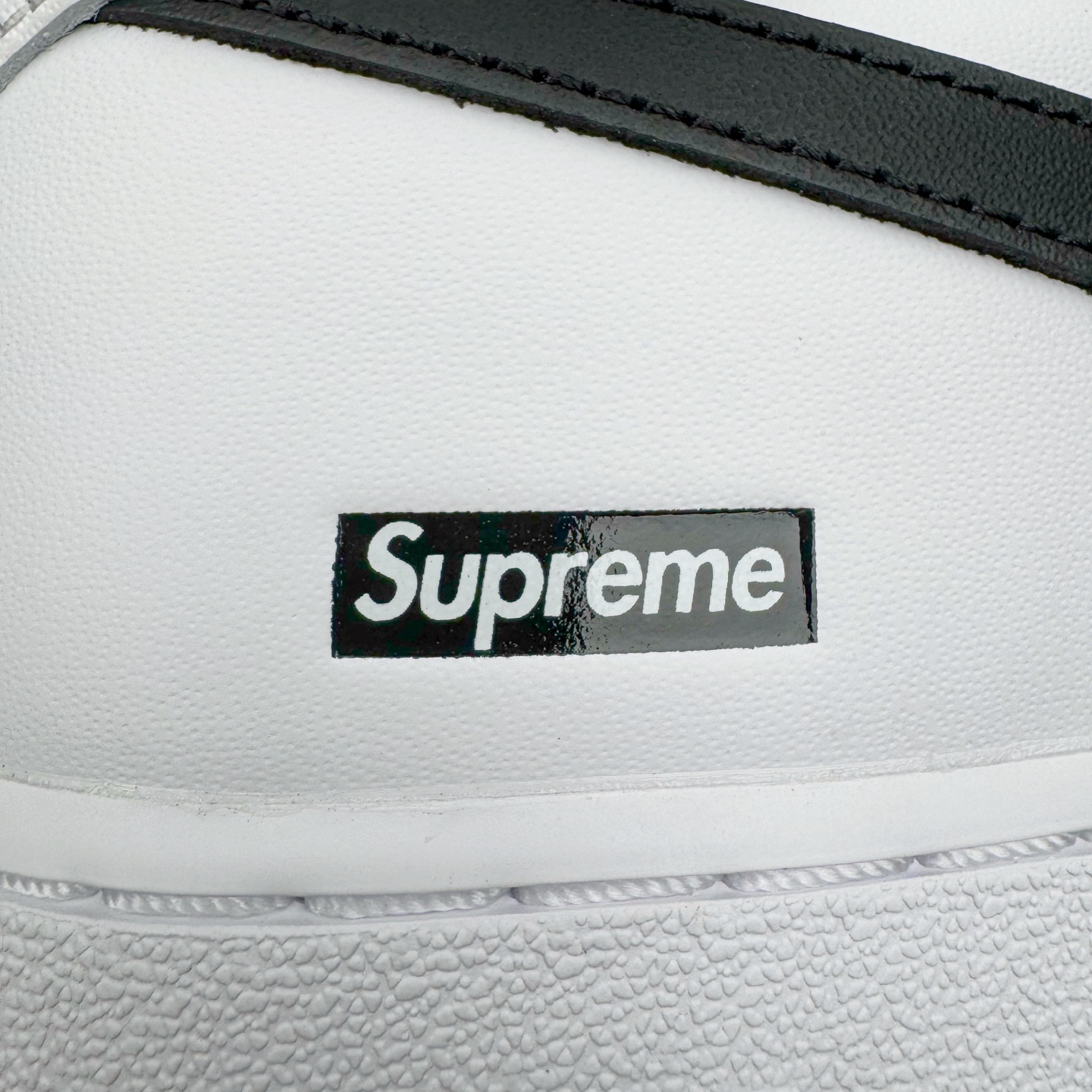 图片[19]-＃GX Supreme x NK Air Force 1 Low \’07 空军一号低帮经典板鞋 联名白黑 CU9225-102 经典老鞋 完美复刻 不规则波浪大底咬花 全鞋电脑针车 工整有序 视觉效果满分 原厂拉帮手法 标准四线 密度针距针孔大小控制到位 原装反口里网布海绵 正确卡色网眼大小 新版鞋撑改用纸团代替 原厂港宝加持完美还原灵魂版型 原盒原配从里到外百分百还原 原厂全头层原厂皮料 原标原盒 内置Sole气垫 中底白色背胶 中底划线 已经无限的接近公司 原厂楦头 原厂刺绣 后跟弧度修正 独家私模最大开发到48.5 尺码：35.5 36 37.5 38 38.5 39 40 40.5 41 42 42.5 43 44 44.5 45 46 47.5 48.5-选品中心