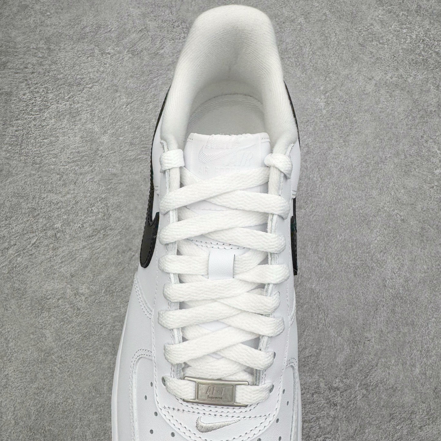 图片[5]-＃GX Supreme x NK Air Force 1 Low \’07 空军一号低帮经典板鞋 联名白黑 CU9225-102 经典老鞋 完美复刻 不规则波浪大底咬花 全鞋电脑针车 工整有序 视觉效果满分 原厂拉帮手法 标准四线 密度针距针孔大小控制到位 原装反口里网布海绵 正确卡色网眼大小 新版鞋撑改用纸团代替 原厂港宝加持完美还原灵魂版型 原盒原配从里到外百分百还原 原厂全头层原厂皮料 原标原盒 内置Sole气垫 中底白色背胶 中底划线 已经无限的接近公司 原厂楦头 原厂刺绣 后跟弧度修正 独家私模最大开发到48.5 尺码：35.5 36 37.5 38 38.5 39 40 40.5 41 42 42.5 43 44 44.5 45 46 47.5 48.5-选品中心