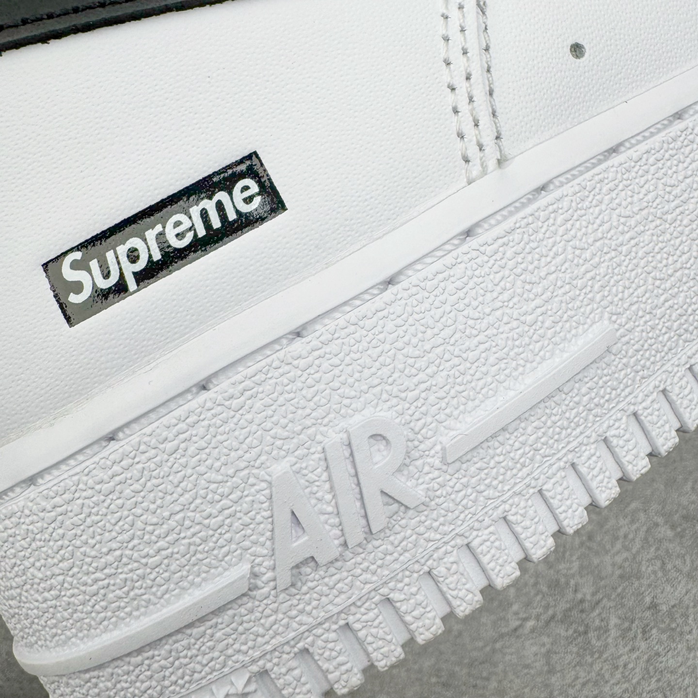 图片[17]-＃GX Supreme x NK Air Force 1 Low \’07 空军一号低帮经典板鞋 联名白黑 CU9225-102 经典老鞋 完美复刻 不规则波浪大底咬花 全鞋电脑针车 工整有序 视觉效果满分 原厂拉帮手法 标准四线 密度针距针孔大小控制到位 原装反口里网布海绵 正确卡色网眼大小 新版鞋撑改用纸团代替 原厂港宝加持完美还原灵魂版型 原盒原配从里到外百分百还原 原厂全头层原厂皮料 原标原盒 内置Sole气垫 中底白色背胶 中底划线 已经无限的接近公司 原厂楦头 原厂刺绣 后跟弧度修正 独家私模最大开发到48.5 尺码：35.5 36 37.5 38 38.5 39 40 40.5 41 42 42.5 43 44 44.5 45 46 47.5 48.5-选品中心