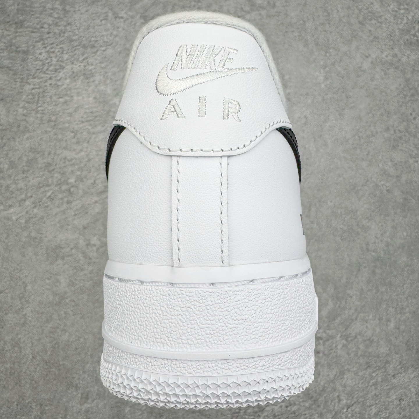 图片[8]-＃GX Supreme x NK Air Force 1 Low \’07 空军一号低帮经典板鞋 联名白黑 CU9225-102 经典老鞋 完美复刻 不规则波浪大底咬花 全鞋电脑针车 工整有序 视觉效果满分 原厂拉帮手法 标准四线 密度针距针孔大小控制到位 原装反口里网布海绵 正确卡色网眼大小 新版鞋撑改用纸团代替 原厂港宝加持完美还原灵魂版型 原盒原配从里到外百分百还原 原厂全头层原厂皮料 原标原盒 内置Sole气垫 中底白色背胶 中底划线 已经无限的接近公司 原厂楦头 原厂刺绣 后跟弧度修正 独家私模最大开发到48.5 尺码：35.5 36 37.5 38 38.5 39 40 40.5 41 42 42.5 43 44 44.5 45 46 47.5 48.5-选品中心