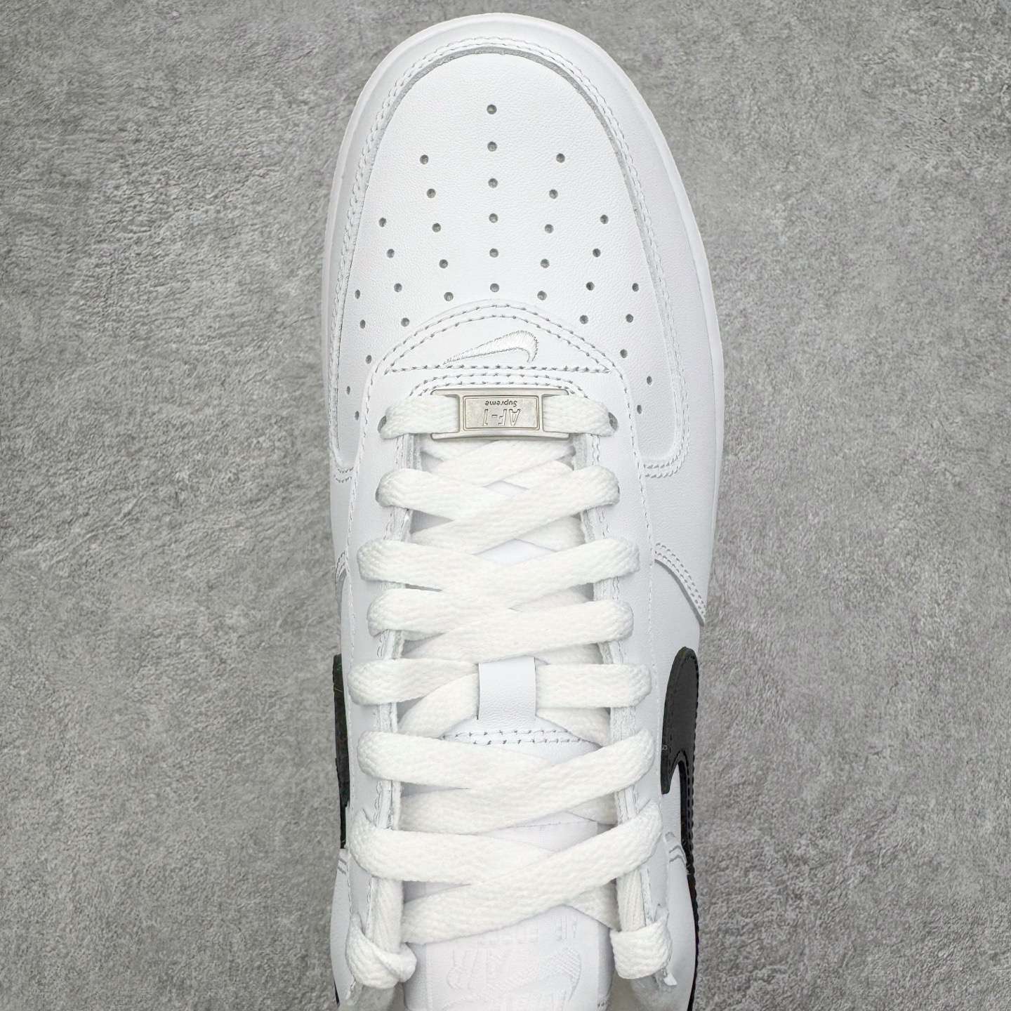 图片[4]-＃GX Supreme x NK Air Force 1 Low \’07 空军一号低帮经典板鞋 联名白黑 CU9225-102 经典老鞋 完美复刻 不规则波浪大底咬花 全鞋电脑针车 工整有序 视觉效果满分 原厂拉帮手法 标准四线 密度针距针孔大小控制到位 原装反口里网布海绵 正确卡色网眼大小 新版鞋撑改用纸团代替 原厂港宝加持完美还原灵魂版型 原盒原配从里到外百分百还原 原厂全头层原厂皮料 原标原盒 内置Sole气垫 中底白色背胶 中底划线 已经无限的接近公司 原厂楦头 原厂刺绣 后跟弧度修正 独家私模最大开发到48.5 尺码：35.5 36 37.5 38 38.5 39 40 40.5 41 42 42.5 43 44 44.5 45 46 47.5 48.5-选品中心