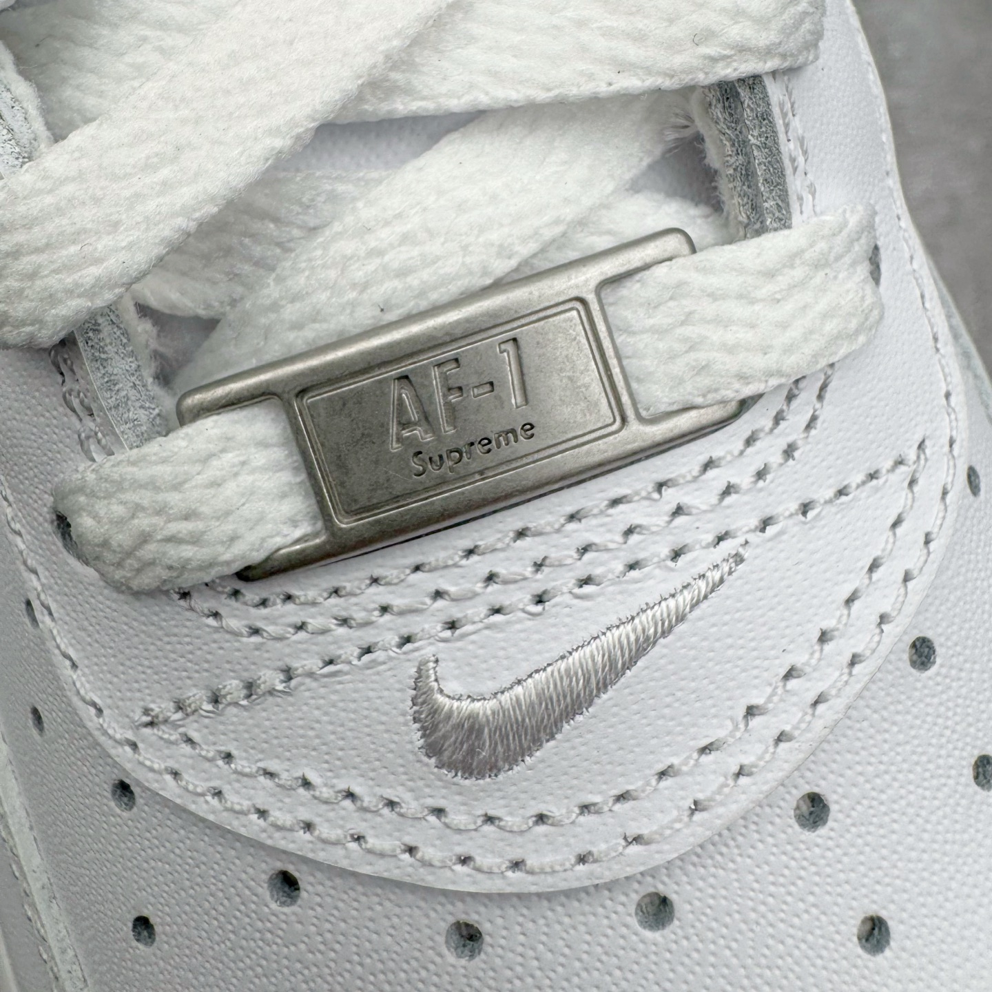 图片[23]-＃GX Supreme x NK Air Force 1 Low \’07 空军一号低帮经典板鞋 联名白黑 CU9225-102 经典老鞋 完美复刻 不规则波浪大底咬花 全鞋电脑针车 工整有序 视觉效果满分 原厂拉帮手法 标准四线 密度针距针孔大小控制到位 原装反口里网布海绵 正确卡色网眼大小 新版鞋撑改用纸团代替 原厂港宝加持完美还原灵魂版型 原盒原配从里到外百分百还原 原厂全头层原厂皮料 原标原盒 内置Sole气垫 中底白色背胶 中底划线 已经无限的接近公司 原厂楦头 原厂刺绣 后跟弧度修正 独家私模最大开发到48.5 尺码：35.5 36 37.5 38 38.5 39 40 40.5 41 42 42.5 43 44 44.5 45 46 47.5 48.5-选品中心