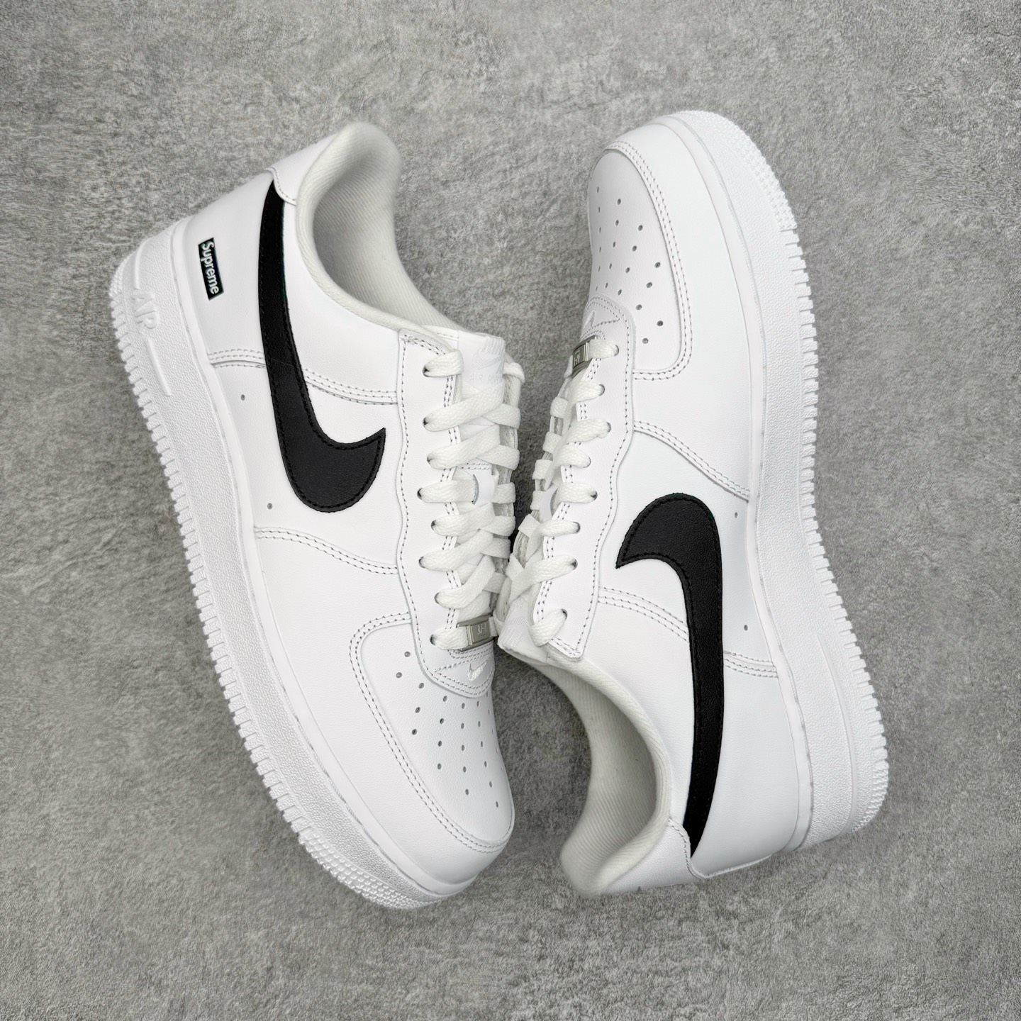 图片[3]-＃GX Supreme x NK Air Force 1 Low \’07 空军一号低帮经典板鞋 联名白黑 CU9225-102 经典老鞋 完美复刻 不规则波浪大底咬花 全鞋电脑针车 工整有序 视觉效果满分 原厂拉帮手法 标准四线 密度针距针孔大小控制到位 原装反口里网布海绵 正确卡色网眼大小 新版鞋撑改用纸团代替 原厂港宝加持完美还原灵魂版型 原盒原配从里到外百分百还原 原厂全头层原厂皮料 原标原盒 内置Sole气垫 中底白色背胶 中底划线 已经无限的接近公司 原厂楦头 原厂刺绣 后跟弧度修正 独家私模最大开发到48.5 尺码：35.5 36 37.5 38 38.5 39 40 40.5 41 42 42.5 43 44 44.5 45 46 47.5 48.5-选品中心