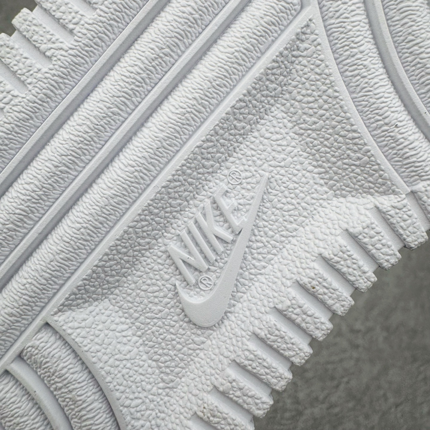 图片[10]-＃GX Supreme x NK Air Force 1 Low \’07 空军一号低帮经典板鞋 联名白黑 CU9225-102 经典老鞋 完美复刻 不规则波浪大底咬花 全鞋电脑针车 工整有序 视觉效果满分 原厂拉帮手法 标准四线 密度针距针孔大小控制到位 原装反口里网布海绵 正确卡色网眼大小 新版鞋撑改用纸团代替 原厂港宝加持完美还原灵魂版型 原盒原配从里到外百分百还原 原厂全头层原厂皮料 原标原盒 内置Sole气垫 中底白色背胶 中底划线 已经无限的接近公司 原厂楦头 原厂刺绣 后跟弧度修正 独家私模最大开发到48.5 尺码：35.5 36 37.5 38 38.5 39 40 40.5 41 42 42.5 43 44 44.5 45 46 47.5 48.5-选品中心