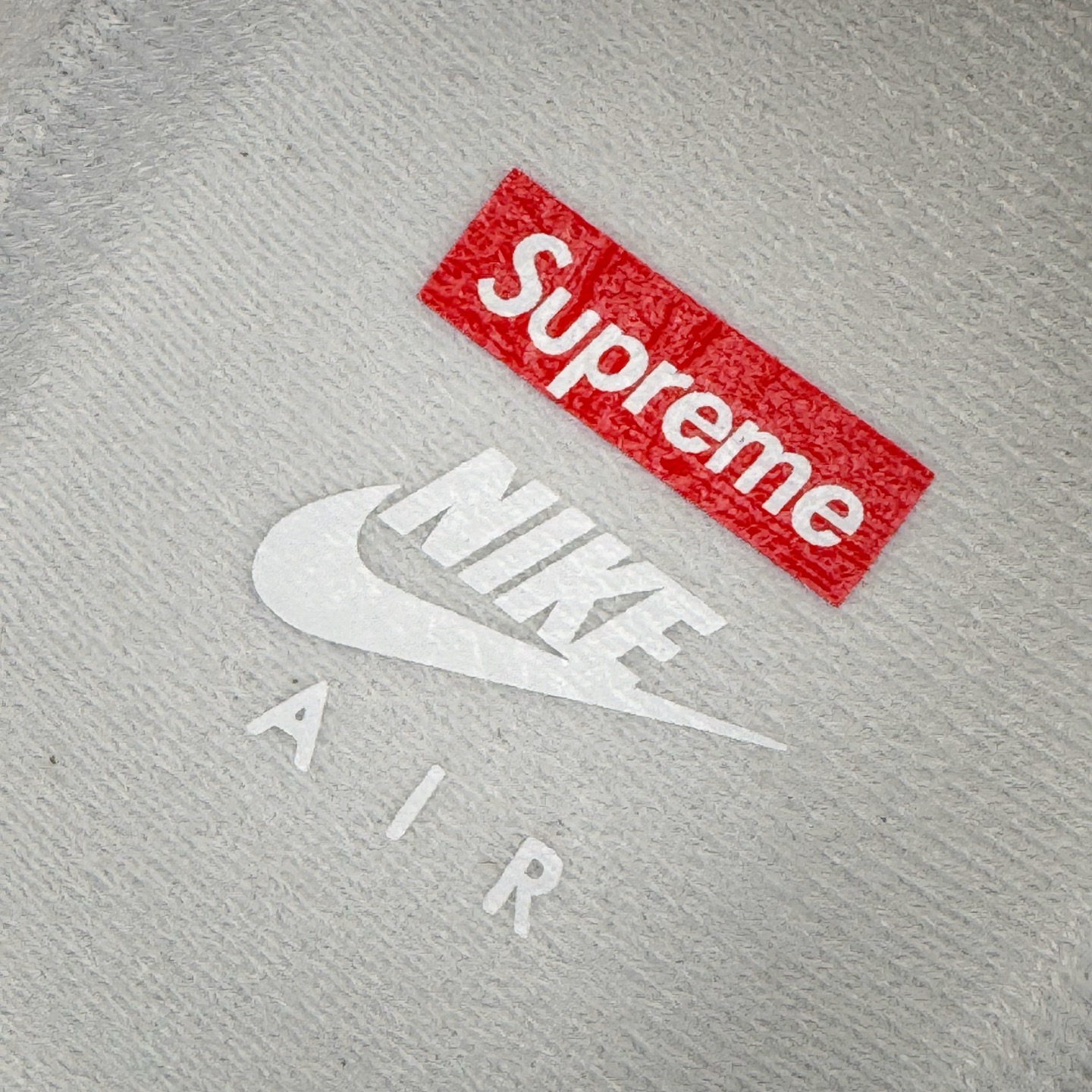 图片[15]-＃GX Supreme x NK Air Force 1 Low \’07 空军一号低帮经典板鞋 联名白黑 CU9225-102 经典老鞋 完美复刻 不规则波浪大底咬花 全鞋电脑针车 工整有序 视觉效果满分 原厂拉帮手法 标准四线 密度针距针孔大小控制到位 原装反口里网布海绵 正确卡色网眼大小 新版鞋撑改用纸团代替 原厂港宝加持完美还原灵魂版型 原盒原配从里到外百分百还原 原厂全头层原厂皮料 原标原盒 内置Sole气垫 中底白色背胶 中底划线 已经无限的接近公司 原厂楦头 原厂刺绣 后跟弧度修正 独家私模最大开发到48.5 尺码：35.5 36 37.5 38 38.5 39 40 40.5 41 42 42.5 43 44 44.5 45 46 47.5 48.5-选品中心