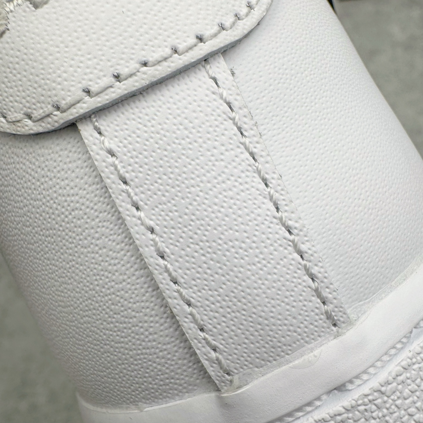 图片[11]-＃GX Supreme x NK Air Force 1 Low \’07 空军一号低帮经典板鞋 联名白黑 CU9225-102 经典老鞋 完美复刻 不规则波浪大底咬花 全鞋电脑针车 工整有序 视觉效果满分 原厂拉帮手法 标准四线 密度针距针孔大小控制到位 原装反口里网布海绵 正确卡色网眼大小 新版鞋撑改用纸团代替 原厂港宝加持完美还原灵魂版型 原盒原配从里到外百分百还原 原厂全头层原厂皮料 原标原盒 内置Sole气垫 中底白色背胶 中底划线 已经无限的接近公司 原厂楦头 原厂刺绣 后跟弧度修正 独家私模最大开发到48.5 尺码：35.5 36 37.5 38 38.5 39 40 40.5 41 42 42.5 43 44 44.5 45 46 47.5 48.5-选品中心