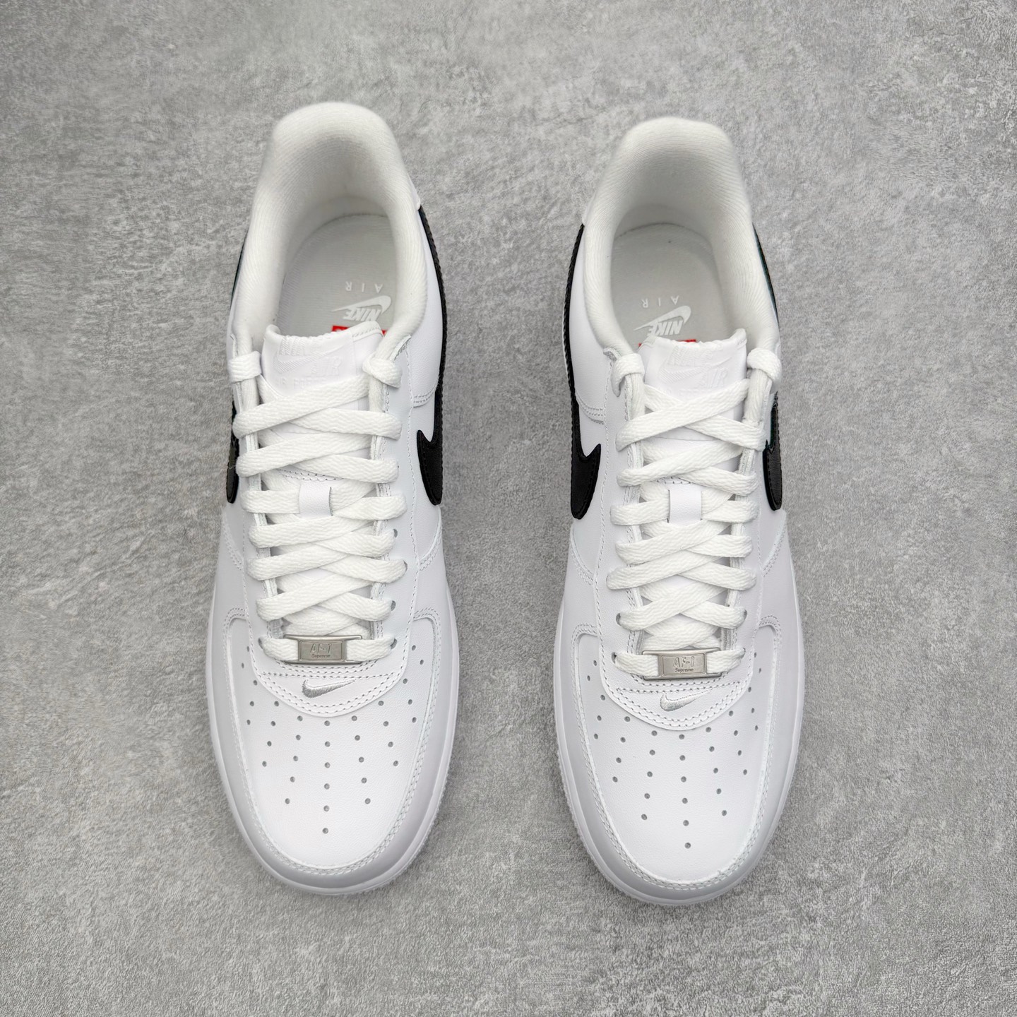 图片[2]-＃GX Supreme x NK Air Force 1 Low \’07 空军一号低帮经典板鞋 联名白黑 CU9225-102 经典老鞋 完美复刻 不规则波浪大底咬花 全鞋电脑针车 工整有序 视觉效果满分 原厂拉帮手法 标准四线 密度针距针孔大小控制到位 原装反口里网布海绵 正确卡色网眼大小 新版鞋撑改用纸团代替 原厂港宝加持完美还原灵魂版型 原盒原配从里到外百分百还原 原厂全头层原厂皮料 原标原盒 内置Sole气垫 中底白色背胶 中底划线 已经无限的接近公司 原厂楦头 原厂刺绣 后跟弧度修正 独家私模最大开发到48.5 尺码：35.5 36 37.5 38 38.5 39 40 40.5 41 42 42.5 43 44 44.5 45 46 47.5 48.5-选品中心