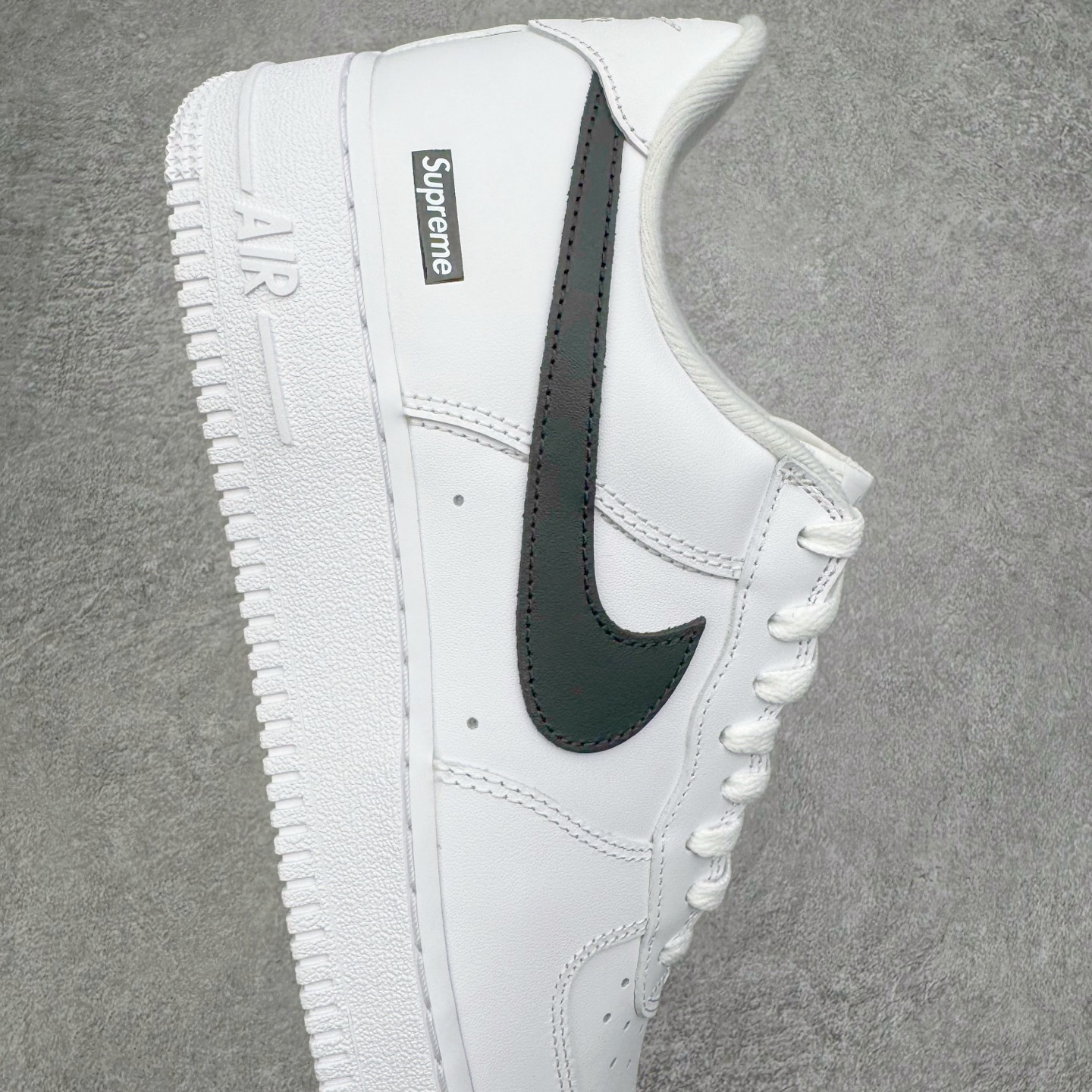 图片[6]-＃GX Supreme x NK Air Force 1 Low \’07 空军一号低帮经典板鞋 联名白黑 CU9225-102 经典老鞋 完美复刻 不规则波浪大底咬花 全鞋电脑针车 工整有序 视觉效果满分 原厂拉帮手法 标准四线 密度针距针孔大小控制到位 原装反口里网布海绵 正确卡色网眼大小 新版鞋撑改用纸团代替 原厂港宝加持完美还原灵魂版型 原盒原配从里到外百分百还原 原厂全头层原厂皮料 原标原盒 内置Sole气垫 中底白色背胶 中底划线 已经无限的接近公司 原厂楦头 原厂刺绣 后跟弧度修正 独家私模最大开发到48.5 尺码：35.5 36 37.5 38 38.5 39 40 40.5 41 42 42.5 43 44 44.5 45 46 47.5 48.5-选品中心