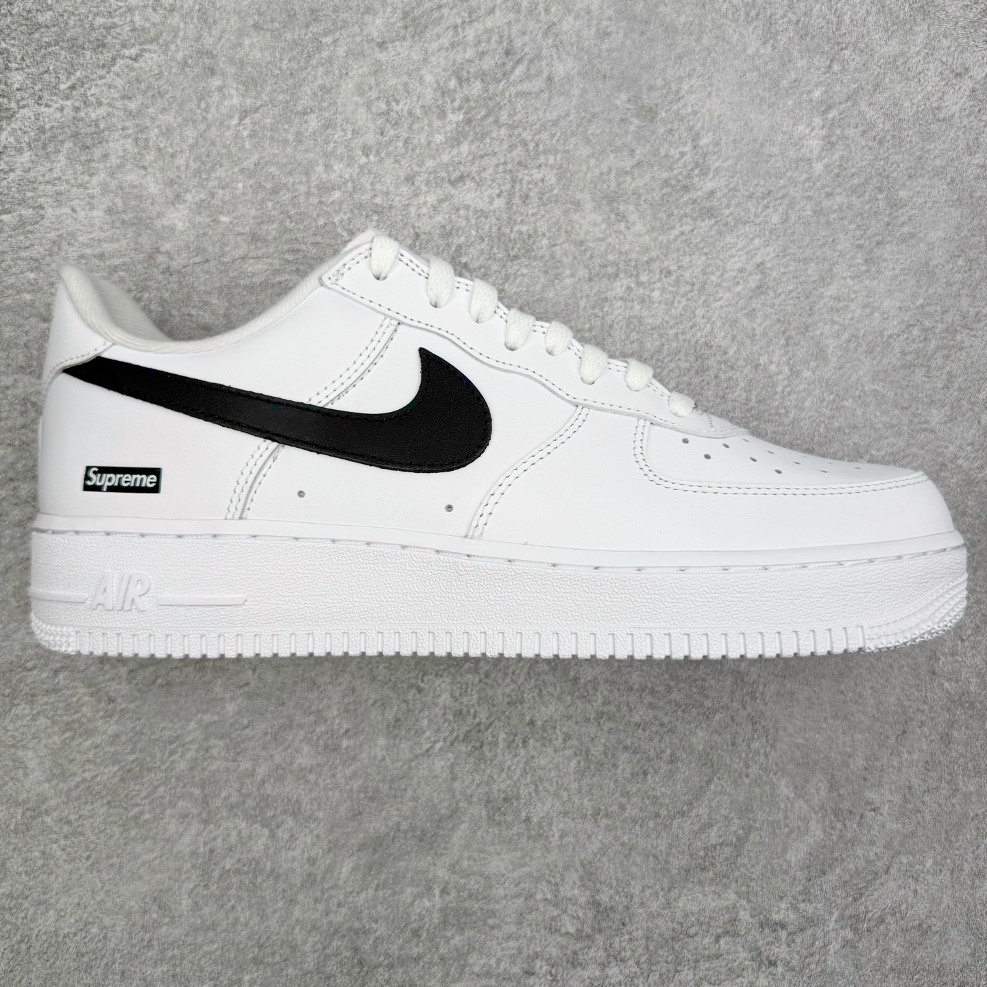 ＃GX Supreme x NK Air Force 1 Low \'07 空军一号低帮经典板鞋 联名白黑 CU9225-102 经典老鞋 完美复刻 不规则波浪大底咬花 全鞋电脑针车 工整有序 视觉效果满分 原厂拉帮手法 标准四线 密度针距针孔大小控制到位 原装反口里网布海绵 正确卡色网眼大小 新版鞋撑改用纸团代替 原厂港宝加持完美还原灵魂版型 原盒原配从里到外百分百还原 原厂全头层原厂皮料 原标原盒 内置Sole气垫 中底白色背胶 中底划线 已经无限的接近公司 原厂楦头 原厂刺绣 后跟弧度修正 独家私模最大开发到48.5 尺码：35.5 36 37.5 38 38.5 39 40 40.5 41 42 42.5 43 44 44.5 45 46 47.5 48.5-选品中心
