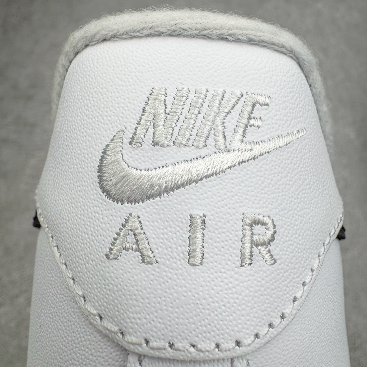 图片[16]-＃GX Supreme x NK Air Force 1 Low \’07 空军一号低帮经典板鞋 联名白黑 CU9225-102 经典老鞋 完美复刻 不规则波浪大底咬花 全鞋电脑针车 工整有序 视觉效果满分 原厂拉帮手法 标准四线 密度针距针孔大小控制到位 原装反口里网布海绵 正确卡色网眼大小 新版鞋撑改用纸团代替 原厂港宝加持完美还原灵魂版型 原盒原配从里到外百分百还原 原厂全头层原厂皮料 原标原盒 内置Sole气垫 中底白色背胶 中底划线 已经无限的接近公司 原厂楦头 原厂刺绣 后跟弧度修正 独家私模最大开发到48.5 尺码：35.5 36 37.5 38 38.5 39 40 40.5 41 42 42.5 43 44 44.5 45 46 47.5 48.5-选品中心