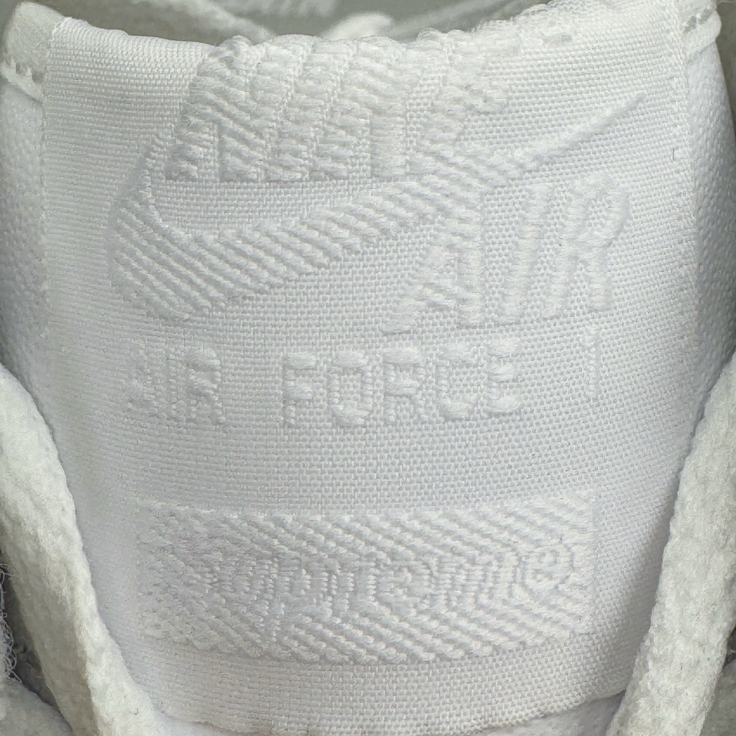 图片[24]-＃GX Supreme x NK Air Force 1 Low \’07 空军一号低帮经典板鞋 联名白黑 CU9225-102 经典老鞋 完美复刻 不规则波浪大底咬花 全鞋电脑针车 工整有序 视觉效果满分 原厂拉帮手法 标准四线 密度针距针孔大小控制到位 原装反口里网布海绵 正确卡色网眼大小 新版鞋撑改用纸团代替 原厂港宝加持完美还原灵魂版型 原盒原配从里到外百分百还原 原厂全头层原厂皮料 原标原盒 内置Sole气垫 中底白色背胶 中底划线 已经无限的接近公司 原厂楦头 原厂刺绣 后跟弧度修正 独家私模最大开发到48.5 尺码：35.5 36 37.5 38 38.5 39 40 40.5 41 42 42.5 43 44 44.5 45 46 47.5 48.5-选品中心