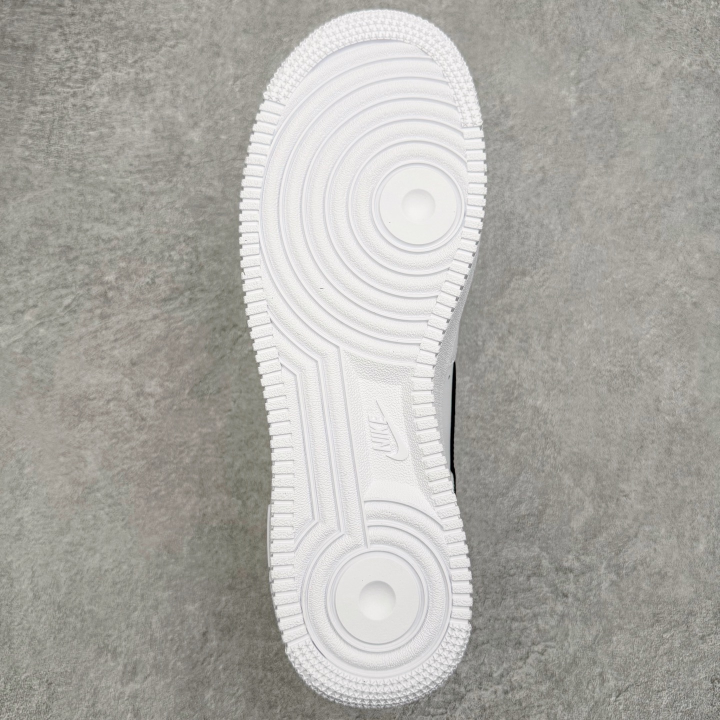 图片[9]-＃GX Supreme x NK Air Force 1 Low \’07 空军一号低帮经典板鞋 联名白黑 CU9225-102 经典老鞋 完美复刻 不规则波浪大底咬花 全鞋电脑针车 工整有序 视觉效果满分 原厂拉帮手法 标准四线 密度针距针孔大小控制到位 原装反口里网布海绵 正确卡色网眼大小 新版鞋撑改用纸团代替 原厂港宝加持完美还原灵魂版型 原盒原配从里到外百分百还原 原厂全头层原厂皮料 原标原盒 内置Sole气垫 中底白色背胶 中底划线 已经无限的接近公司 原厂楦头 原厂刺绣 后跟弧度修正 独家私模最大开发到48.5 尺码：35.5 36 37.5 38 38.5 39 40 40.5 41 42 42.5 43 44 44.5 45 46 47.5 48.5-选品中心