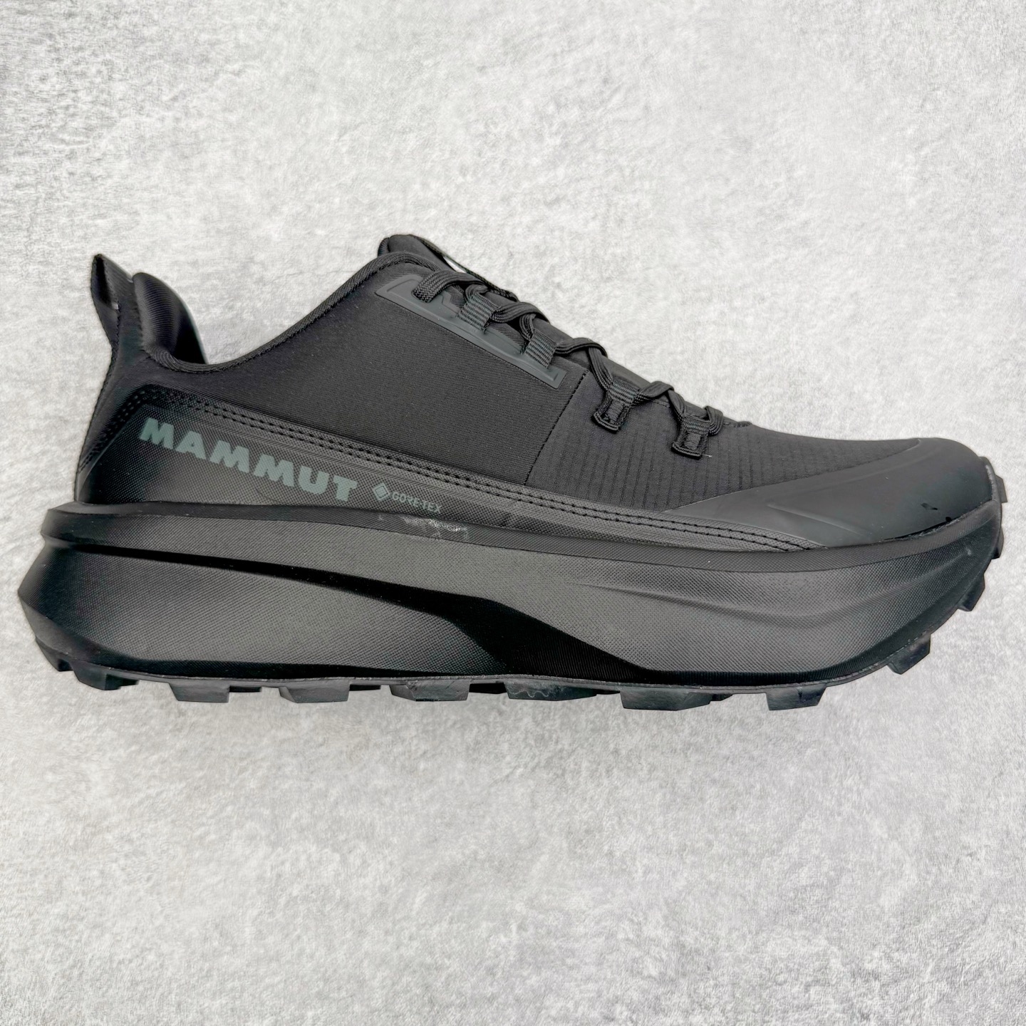 MAMMUT猛犸象 Aenergy 舒适百搭 耐磨防滑 低帮徒步鞋 MAMMUT是高山运动、登山和户外运动装备品牌，其产品以可靠的质量和创新的设计领导着世界潮流，MAMMUT代表着最高的安全性，其产品线几乎覆盖所有户外领域，依靠其产品安全可靠的性能以及丰富的产品线而享誉全球。实拍调校N版已经零色差零失真 百分百还原实物色彩所见即所得 不存在货不对板色差等低级问题 选购参考实物拍摄 不混卖不参货 只用心做好货严格选品 承诺混一赔十 尺码：36 36.5 37.5 38 38.5 39 40 40.5 41 42 42.5 43 44 44.5 45-选品中心