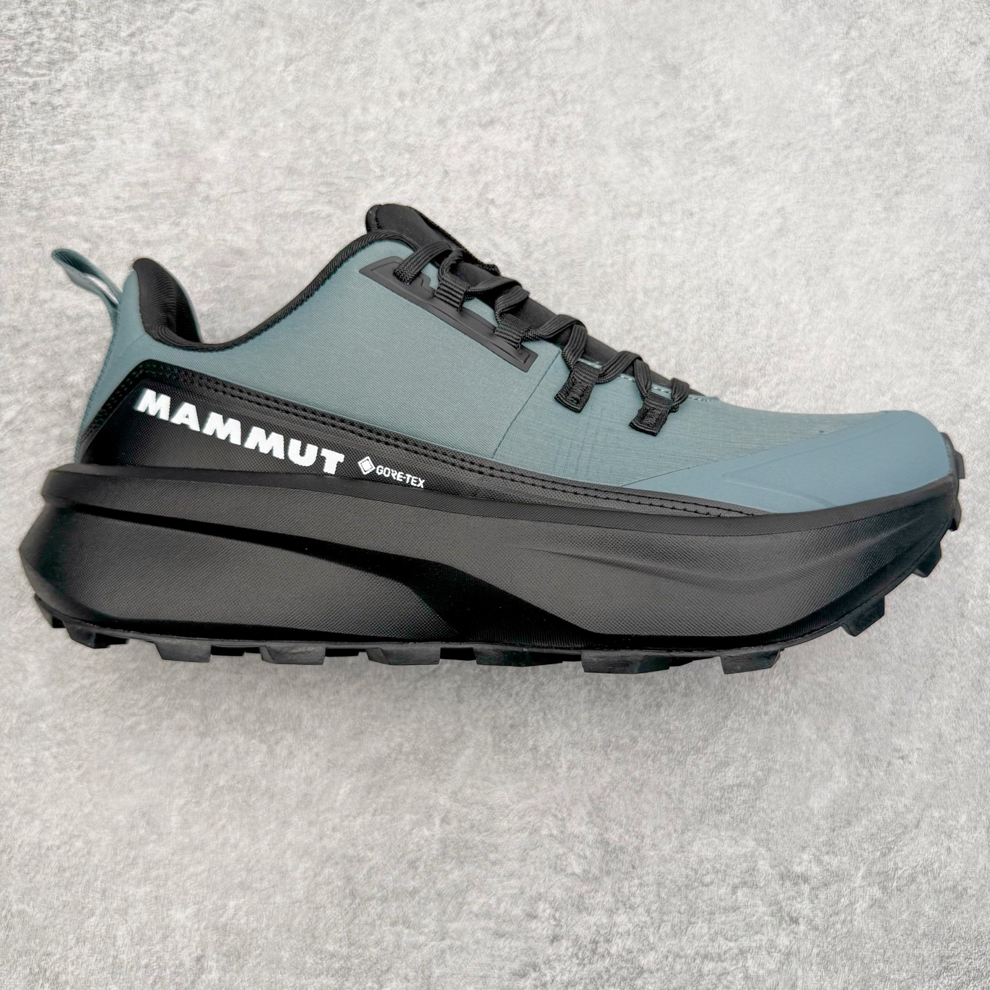 MAMMUT猛犸象 Aenergy 舒适百搭 耐磨防滑 低帮徒步鞋 MAMMUT是高山运动、登山和户外运动装备品牌，其产品以可靠的质量和创新的设计领导着世界潮流，MAMMUT代表着最高的安全性，其产品线几乎覆盖所有户外领域，依靠其产品安全可靠的性能以及丰富的产品线而享誉全球。实拍调校N版已经零色差零失真 百分百还原实物色彩所见即所得 不存在货不对板色差等低级问题 选购参考实物拍摄 不混卖不参货 只用心做好货严格选品 承诺混一赔十 尺码：36 36.5 37.5 38 38.5 39 40 40.5 41 42 42.5 43 44 44.5 45-选品中心