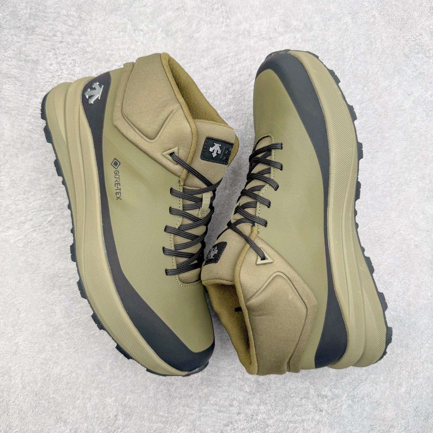 图片[3]-＃GD广顶 DESCENTE Dualis GORE-TEX 迪桑特时尚防滑耐磨中帮生活休闲鞋 DESCENTE（迪桑特）创立于1935年，品牌名取自法语词汇，意为“滑降”。品牌箭头标识代表滑雪的三种技术“高速直线滑行”、“穿越”和“侧滑”，也寓意品牌在打造高端专业运动产品中不断追求完美的创新精神，致力于成为中国高端专业滑雪、综训、女子、铁人三项、高尔夫的第一品牌。尺码：39 40 41 42 43 44-选品中心