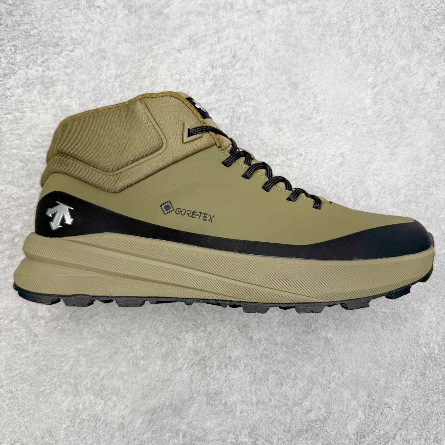 ＃GD广顶 DESCENTE Dualis GORE-TEX 迪桑特时尚防滑耐磨中帮生活休闲鞋 DESCENTE（迪桑特）创立于1935年，品牌名取自法语词汇，意为“滑降”。品牌箭头标识代表滑雪的三种技术“高速直线滑行”、“穿越”和“侧滑”，也寓意品牌在打造高端专业运动产品中不断追求完美的创新精神，致力于成为中国高端专业滑雪、综训、女子、铁人三项、高尔夫的第一品牌。尺码：39 40 41 42 43 44-选品中心