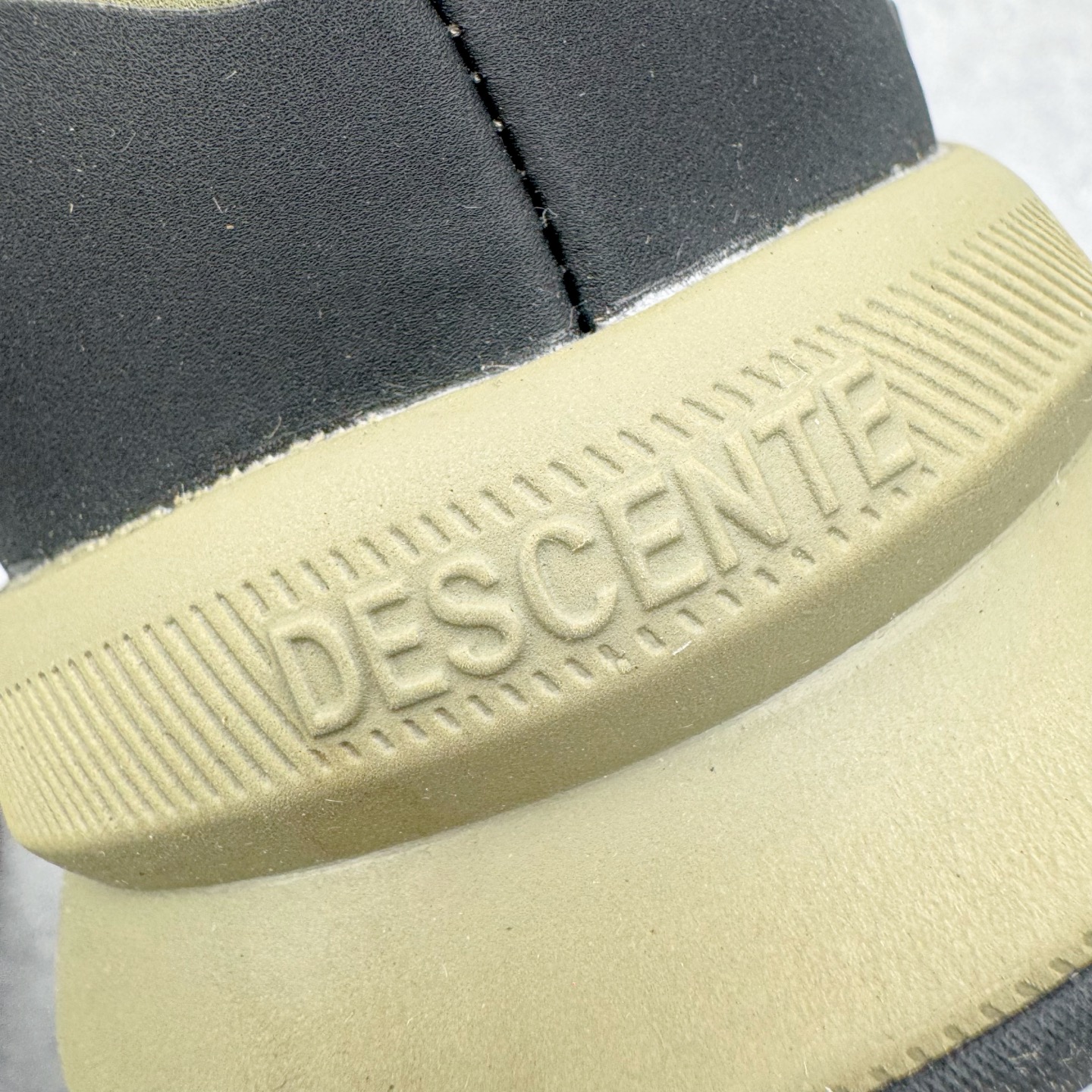 图片[13]-＃GD广顶 DESCENTE Dualis GORE-TEX 迪桑特时尚防滑耐磨中帮生活休闲鞋 DESCENTE（迪桑特）创立于1935年，品牌名取自法语词汇，意为“滑降”。品牌箭头标识代表滑雪的三种技术“高速直线滑行”、“穿越”和“侧滑”，也寓意品牌在打造高端专业运动产品中不断追求完美的创新精神，致力于成为中国高端专业滑雪、综训、女子、铁人三项、高尔夫的第一品牌。尺码：39 40 41 42 43 44-选品中心