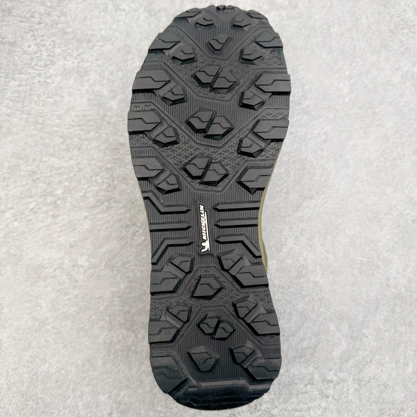 图片[9]-＃GD广顶 DESCENTE Dualis GORE-TEX 迪桑特时尚防滑耐磨中帮生活休闲鞋 DESCENTE（迪桑特）创立于1935年，品牌名取自法语词汇，意为“滑降”。品牌箭头标识代表滑雪的三种技术“高速直线滑行”、“穿越”和“侧滑”，也寓意品牌在打造高端专业运动产品中不断追求完美的创新精神，致力于成为中国高端专业滑雪、综训、女子、铁人三项、高尔夫的第一品牌。尺码：39 40 41 42 43 44-选品中心