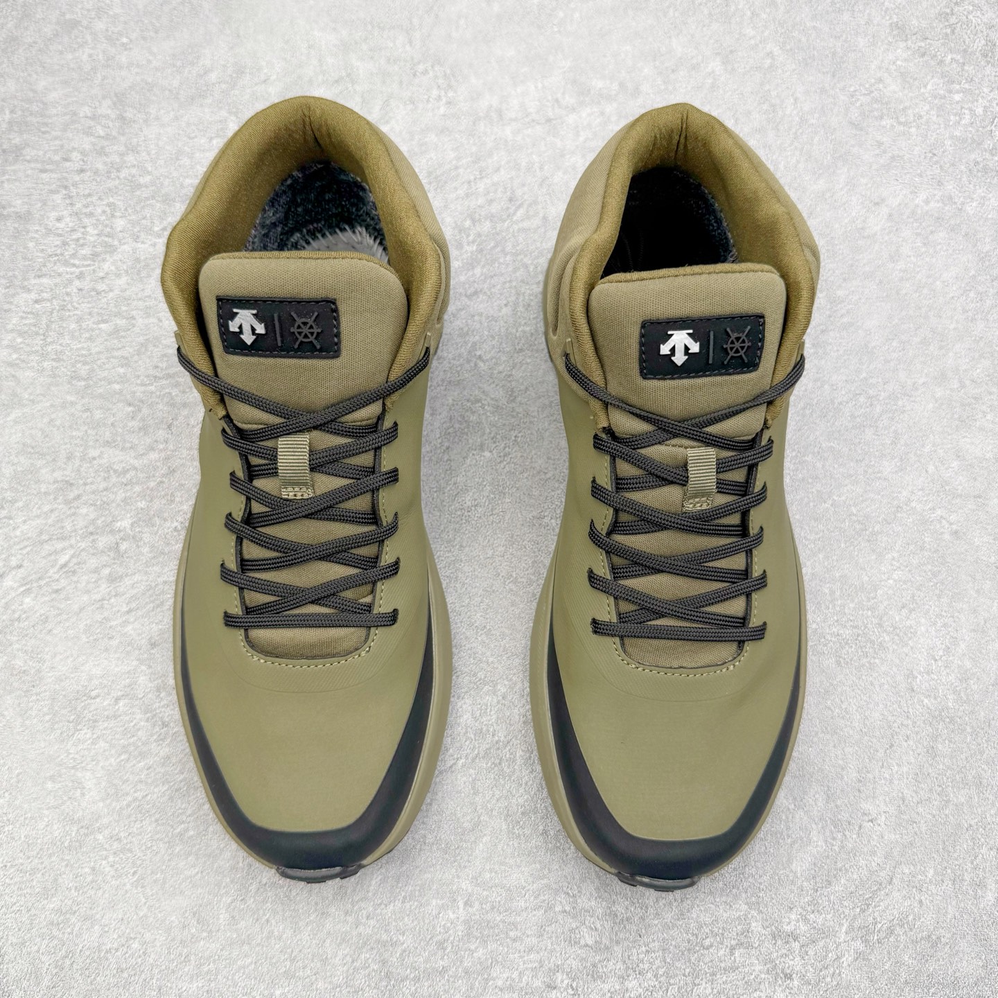 图片[2]-＃GD广顶 DESCENTE Dualis GORE-TEX 迪桑特时尚防滑耐磨中帮生活休闲鞋 DESCENTE（迪桑特）创立于1935年，品牌名取自法语词汇，意为“滑降”。品牌箭头标识代表滑雪的三种技术“高速直线滑行”、“穿越”和“侧滑”，也寓意品牌在打造高端专业运动产品中不断追求完美的创新精神，致力于成为中国高端专业滑雪、综训、女子、铁人三项、高尔夫的第一品牌。尺码：39 40 41 42 43 44-选品中心