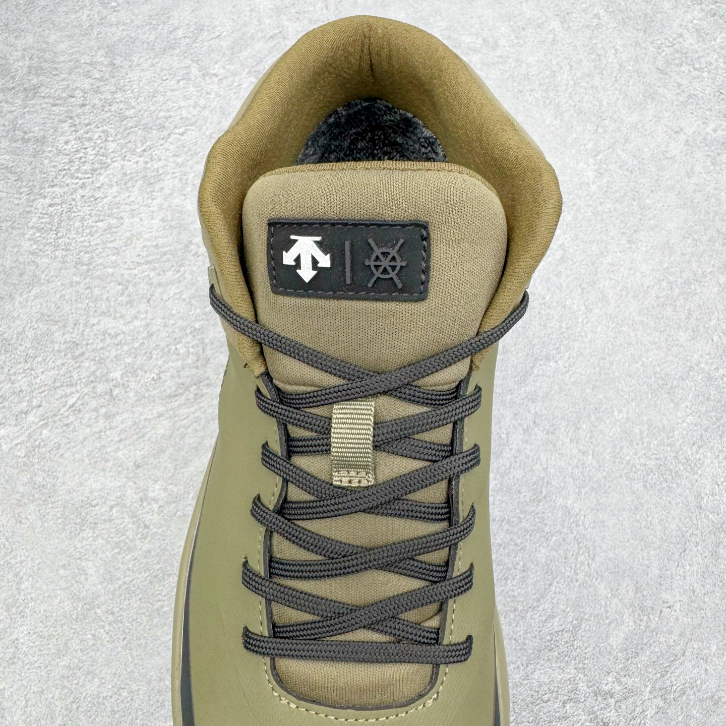 图片[5]-＃GD广顶 DESCENTE Dualis GORE-TEX 迪桑特时尚防滑耐磨中帮生活休闲鞋 DESCENTE（迪桑特）创立于1935年，品牌名取自法语词汇，意为“滑降”。品牌箭头标识代表滑雪的三种技术“高速直线滑行”、“穿越”和“侧滑”，也寓意品牌在打造高端专业运动产品中不断追求完美的创新精神，致力于成为中国高端专业滑雪、综训、女子、铁人三项、高尔夫的第一品牌。尺码：39 40 41 42 43 44-选品中心