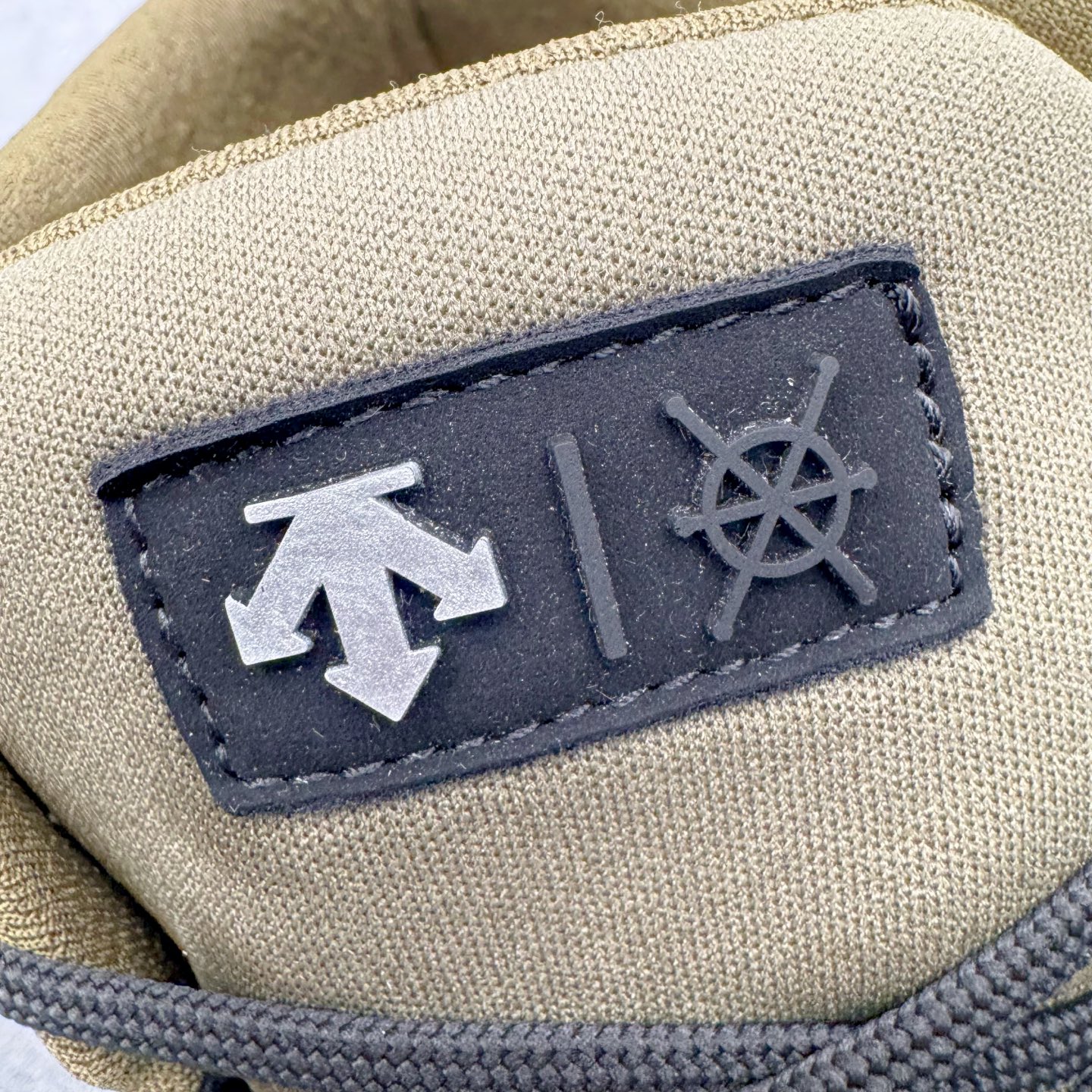 图片[19]-＃GD广顶 DESCENTE Dualis GORE-TEX 迪桑特时尚防滑耐磨中帮生活休闲鞋 DESCENTE（迪桑特）创立于1935年，品牌名取自法语词汇，意为“滑降”。品牌箭头标识代表滑雪的三种技术“高速直线滑行”、“穿越”和“侧滑”，也寓意品牌在打造高端专业运动产品中不断追求完美的创新精神，致力于成为中国高端专业滑雪、综训、女子、铁人三项、高尔夫的第一品牌。尺码：39 40 41 42 43 44-选品中心