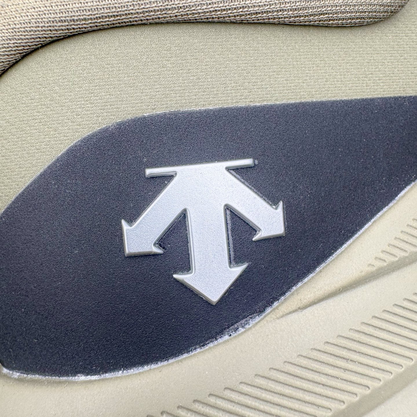 图片[15]-＃GD广顶 DESCENTE Dualis GORE-TEX 迪桑特时尚防滑耐磨中帮生活休闲鞋 DESCENTE（迪桑特）创立于1935年，品牌名取自法语词汇，意为“滑降”。品牌箭头标识代表滑雪的三种技术“高速直线滑行”、“穿越”和“侧滑”，也寓意品牌在打造高端专业运动产品中不断追求完美的创新精神，致力于成为中国高端专业滑雪、综训、女子、铁人三项、高尔夫的第一品牌。尺码：39 40 41 42 43 44-选品中心