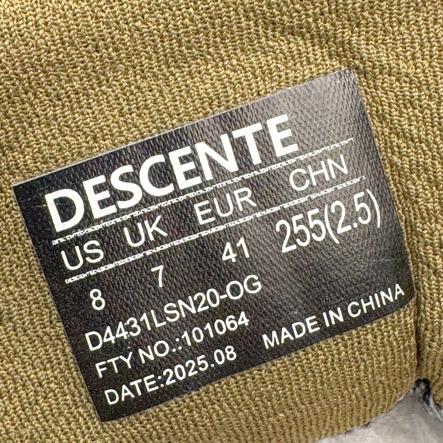 图片[12]-＃GD广顶 DESCENTE Dualis GORE-TEX 迪桑特时尚防滑耐磨中帮生活休闲鞋 DESCENTE（迪桑特）创立于1935年，品牌名取自法语词汇，意为“滑降”。品牌箭头标识代表滑雪的三种技术“高速直线滑行”、“穿越”和“侧滑”，也寓意品牌在打造高端专业运动产品中不断追求完美的创新精神，致力于成为中国高端专业滑雪、综训、女子、铁人三项、高尔夫的第一品牌。尺码：39 40 41 42 43 44-选品中心