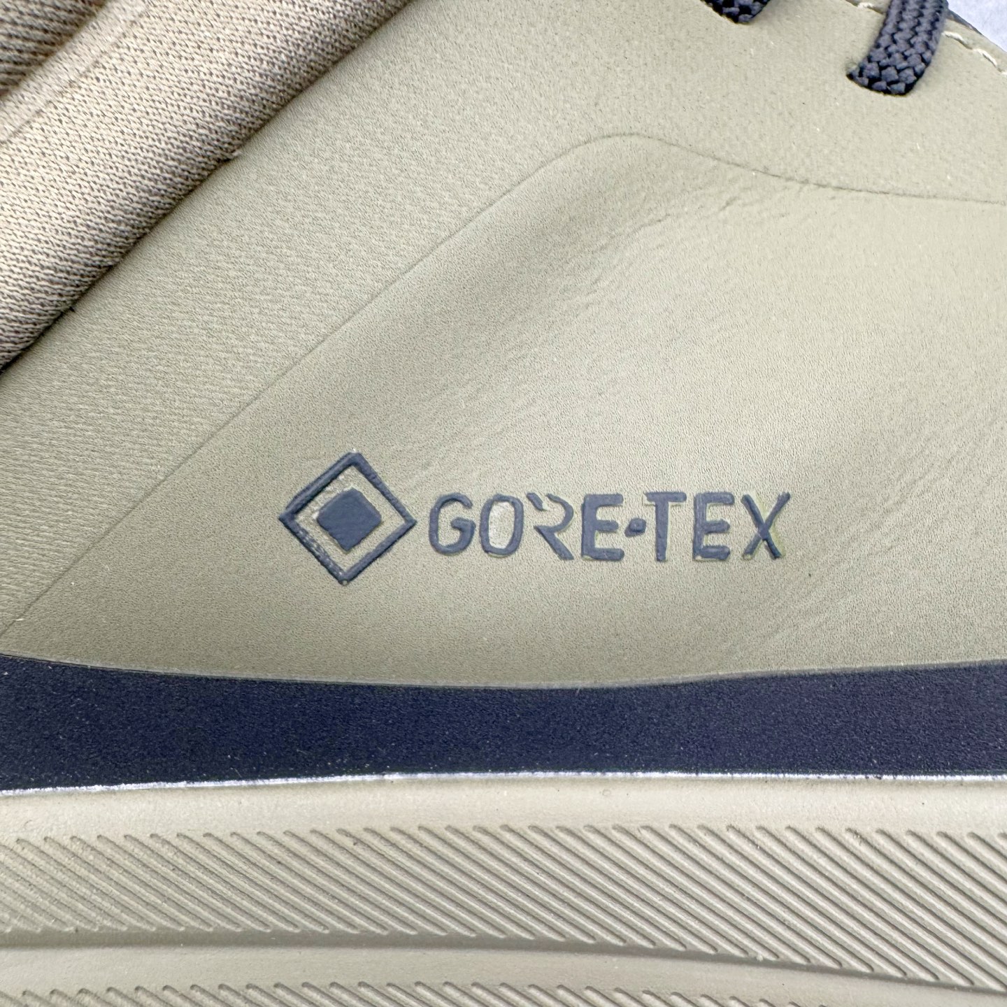 图片[16]-＃GD广顶 DESCENTE Dualis GORE-TEX 迪桑特时尚防滑耐磨中帮生活休闲鞋 DESCENTE（迪桑特）创立于1935年，品牌名取自法语词汇，意为“滑降”。品牌箭头标识代表滑雪的三种技术“高速直线滑行”、“穿越”和“侧滑”，也寓意品牌在打造高端专业运动产品中不断追求完美的创新精神，致力于成为中国高端专业滑雪、综训、女子、铁人三项、高尔夫的第一品牌。尺码：39 40 41 42 43 44-选品中心