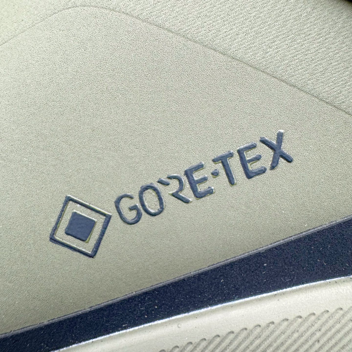 图片[11]-＃GD广顶 DESCENTE Dualis GORE-TEX 迪桑特时尚防滑耐磨中帮生活休闲鞋 DESCENTE（迪桑特）创立于1935年，品牌名取自法语词汇，意为“滑降”。品牌箭头标识代表滑雪的三种技术“高速直线滑行”、“穿越”和“侧滑”，也寓意品牌在打造高端专业运动产品中不断追求完美的创新精神，致力于成为中国高端专业滑雪、综训、女子、铁人三项、高尔夫的第一品牌。尺码：39 40 41 42 43 44-选品中心