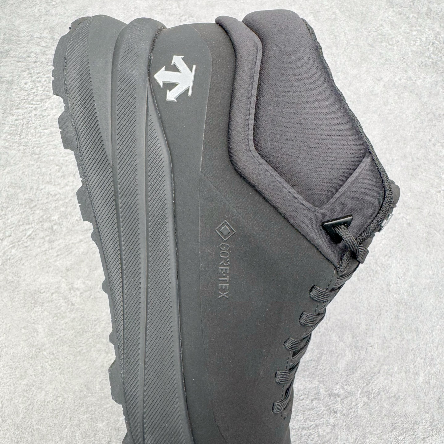 图片[6]-＃GD广顶 DESCENTE Dualis GORE-TEX 迪桑特时尚防滑耐磨中帮生活休闲鞋 DESCENTE（迪桑特）创立于1935年，品牌名取自法语词汇，意为“滑降”。品牌箭头标识代表滑雪的三种技术“高速直线滑行”、“穿越”和“侧滑”，也寓意品牌在打造高端专业运动产品中不断追求完美的创新精神，致力于成为中国高端专业滑雪、综训、女子、铁人三项、高尔夫的第一品牌。尺码：39 40 41 42 43 44-选品中心