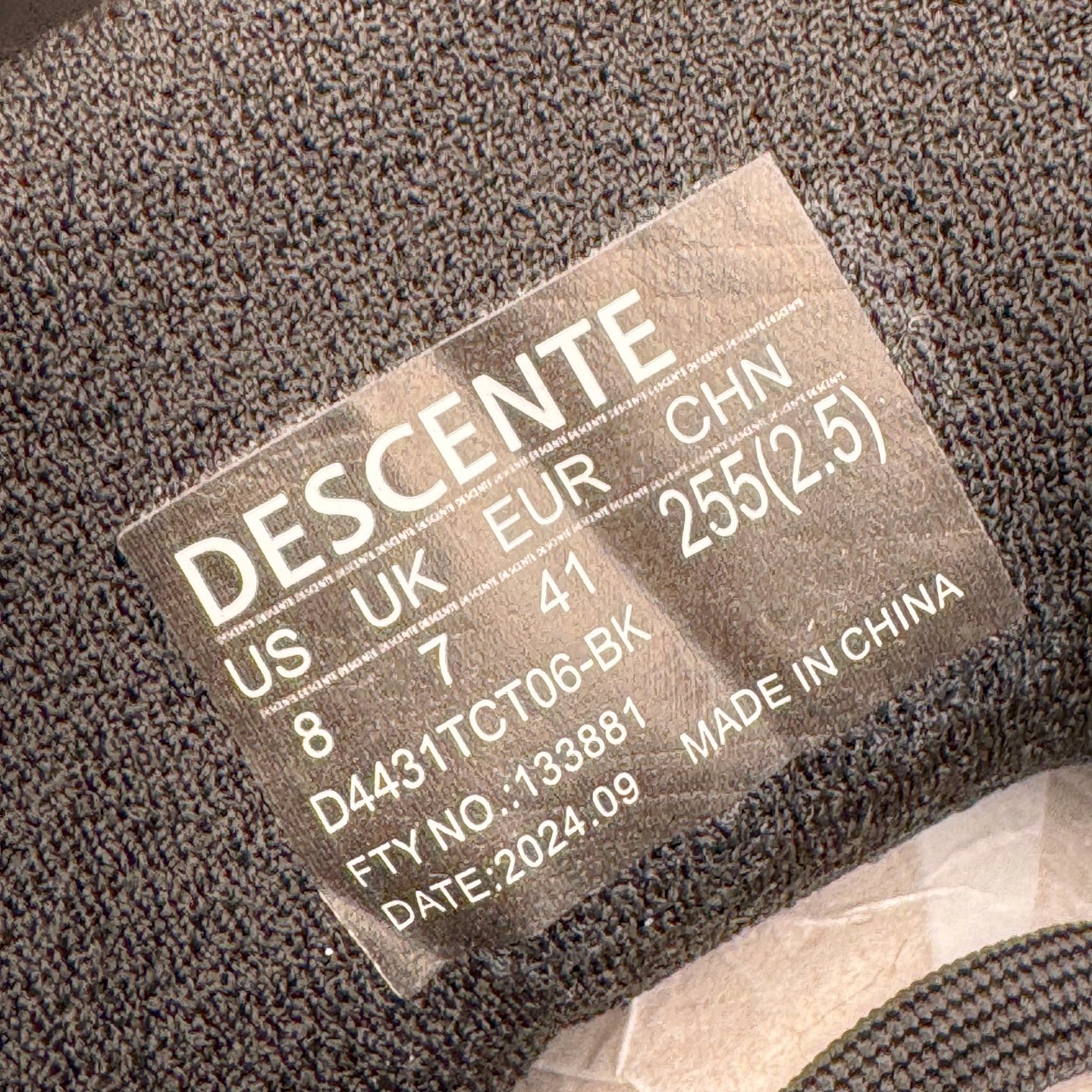 图片[14]-＃GD广顶 DESCENTE Dualis GORE-TEX 迪桑特时尚防滑耐磨中帮生活休闲鞋 DESCENTE（迪桑特）创立于1935年，品牌名取自法语词汇，意为“滑降”。品牌箭头标识代表滑雪的三种技术“高速直线滑行”、“穿越”和“侧滑”，也寓意品牌在打造高端专业运动产品中不断追求完美的创新精神，致力于成为中国高端专业滑雪、综训、女子、铁人三项、高尔夫的第一品牌。尺码：39 40 41 42 43 44-选品中心