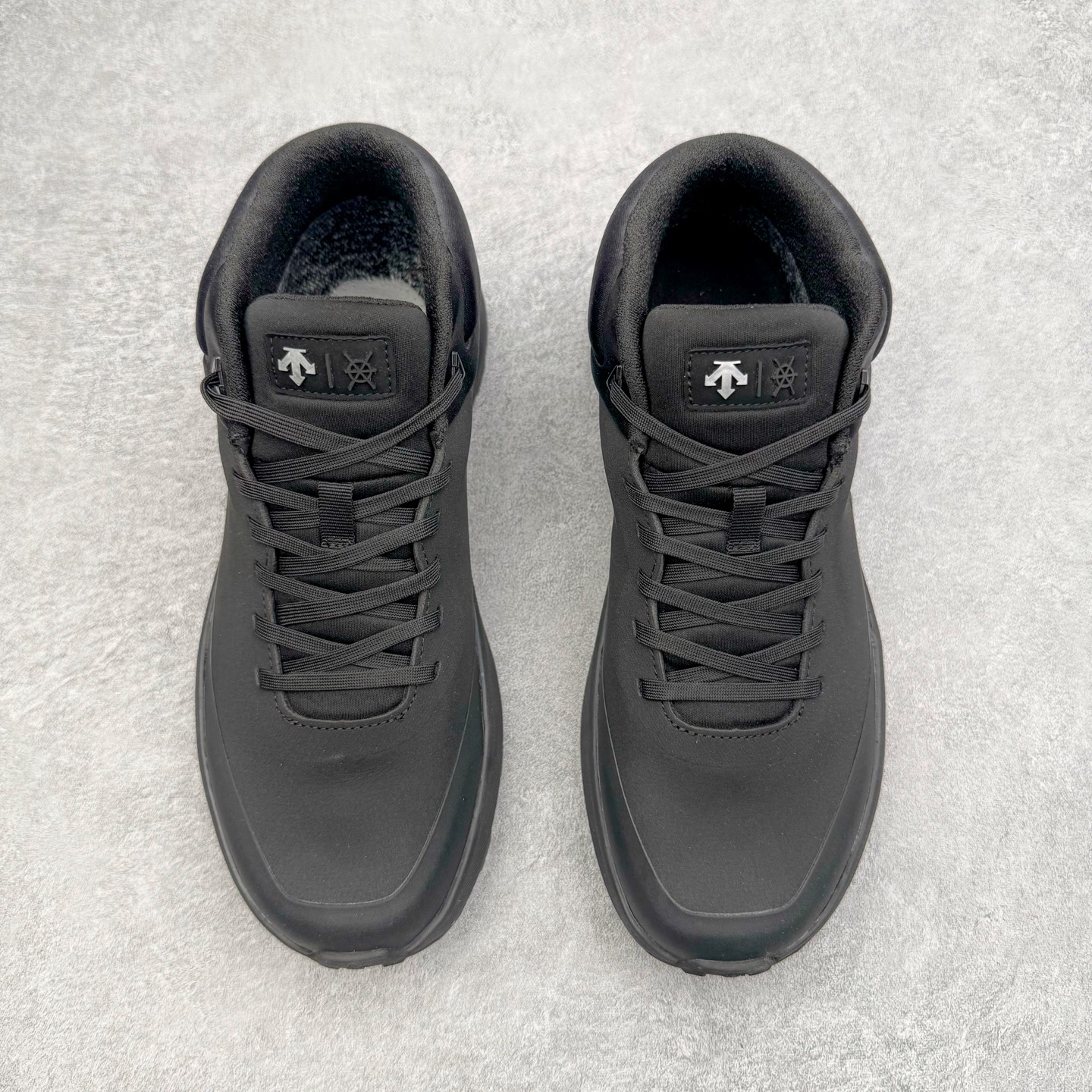 图片[2]-＃GD广顶 DESCENTE Dualis GORE-TEX 迪桑特时尚防滑耐磨中帮生活休闲鞋 DESCENTE（迪桑特）创立于1935年，品牌名取自法语词汇，意为“滑降”。品牌箭头标识代表滑雪的三种技术“高速直线滑行”、“穿越”和“侧滑”，也寓意品牌在打造高端专业运动产品中不断追求完美的创新精神，致力于成为中国高端专业滑雪、综训、女子、铁人三项、高尔夫的第一品牌。尺码：39 40 41 42 43 44-选品中心