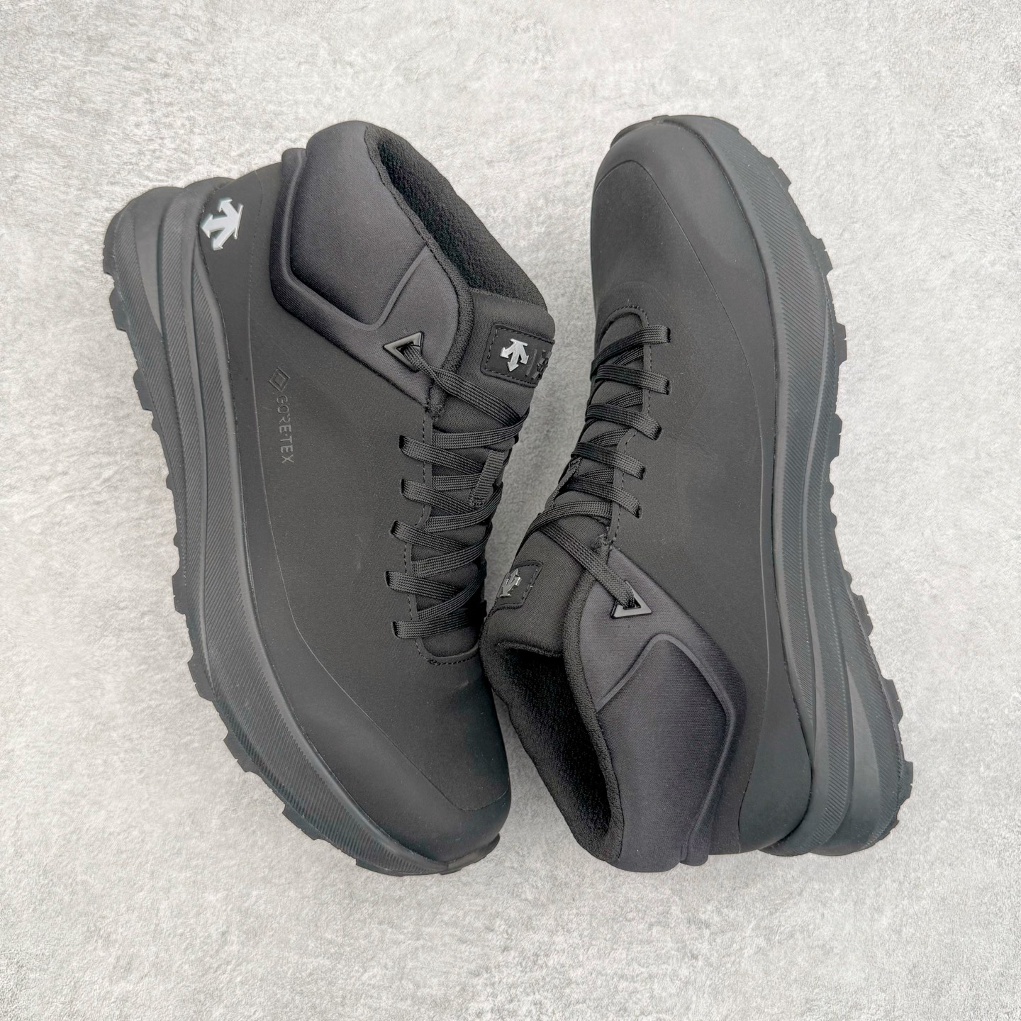 图片[3]-＃GD广顶 DESCENTE Dualis GORE-TEX 迪桑特时尚防滑耐磨中帮生活休闲鞋 DESCENTE（迪桑特）创立于1935年，品牌名取自法语词汇，意为“滑降”。品牌箭头标识代表滑雪的三种技术“高速直线滑行”、“穿越”和“侧滑”，也寓意品牌在打造高端专业运动产品中不断追求完美的创新精神，致力于成为中国高端专业滑雪、综训、女子、铁人三项、高尔夫的第一品牌。尺码：39 40 41 42 43 44-选品中心