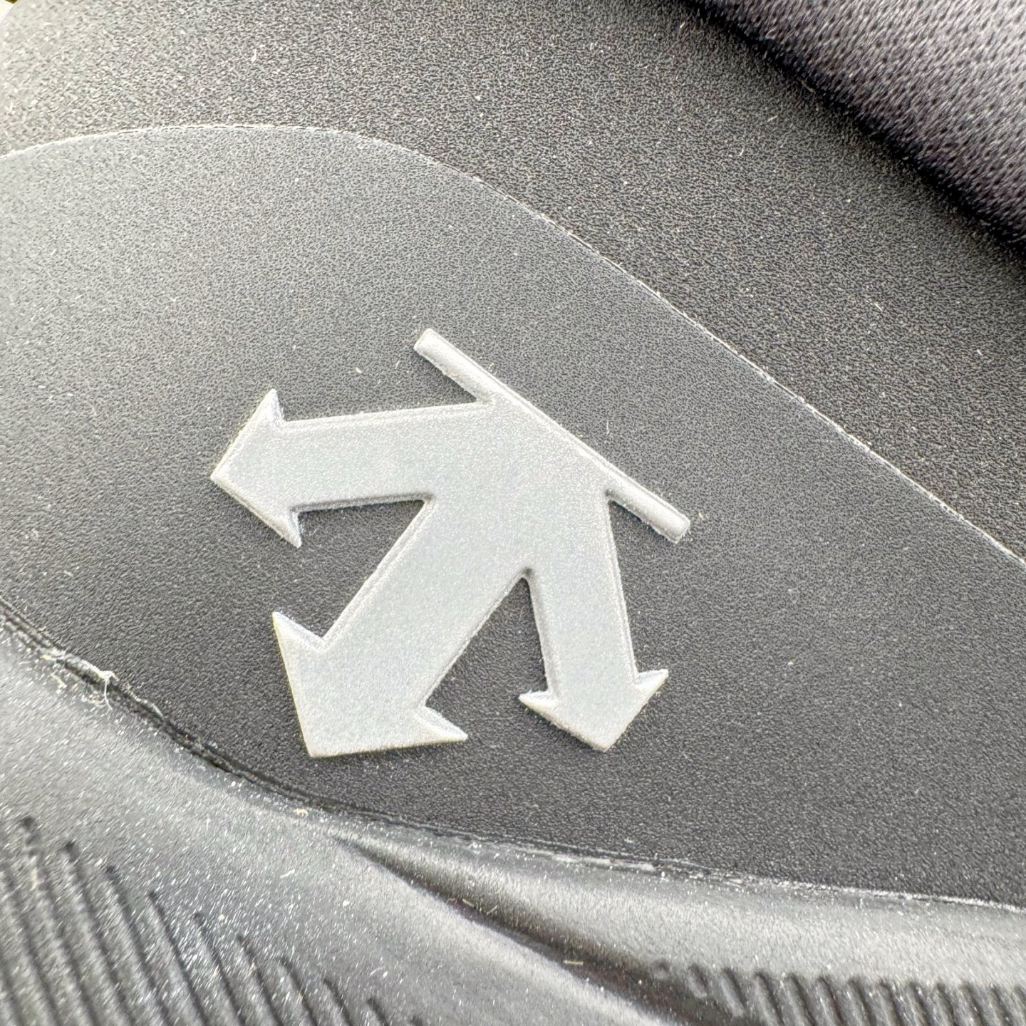 图片[12]-＃GD广顶 DESCENTE Dualis GORE-TEX 迪桑特时尚防滑耐磨中帮生活休闲鞋 DESCENTE（迪桑特）创立于1935年，品牌名取自法语词汇，意为“滑降”。品牌箭头标识代表滑雪的三种技术“高速直线滑行”、“穿越”和“侧滑”，也寓意品牌在打造高端专业运动产品中不断追求完美的创新精神，致力于成为中国高端专业滑雪、综训、女子、铁人三项、高尔夫的第一品牌。尺码：39 40 41 42 43 44-选品中心