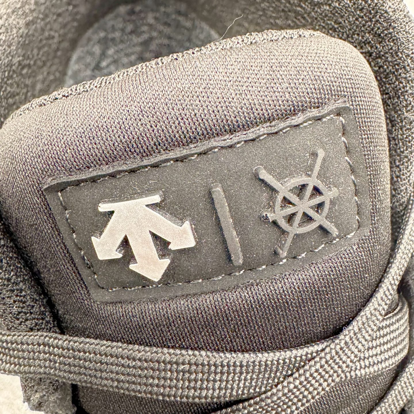 图片[15]-＃GD广顶 DESCENTE Dualis GORE-TEX 迪桑特时尚防滑耐磨中帮生活休闲鞋 DESCENTE（迪桑特）创立于1935年，品牌名取自法语词汇，意为“滑降”。品牌箭头标识代表滑雪的三种技术“高速直线滑行”、“穿越”和“侧滑”，也寓意品牌在打造高端专业运动产品中不断追求完美的创新精神，致力于成为中国高端专业滑雪、综训、女子、铁人三项、高尔夫的第一品牌。尺码：39 40 41 42 43 44-选品中心