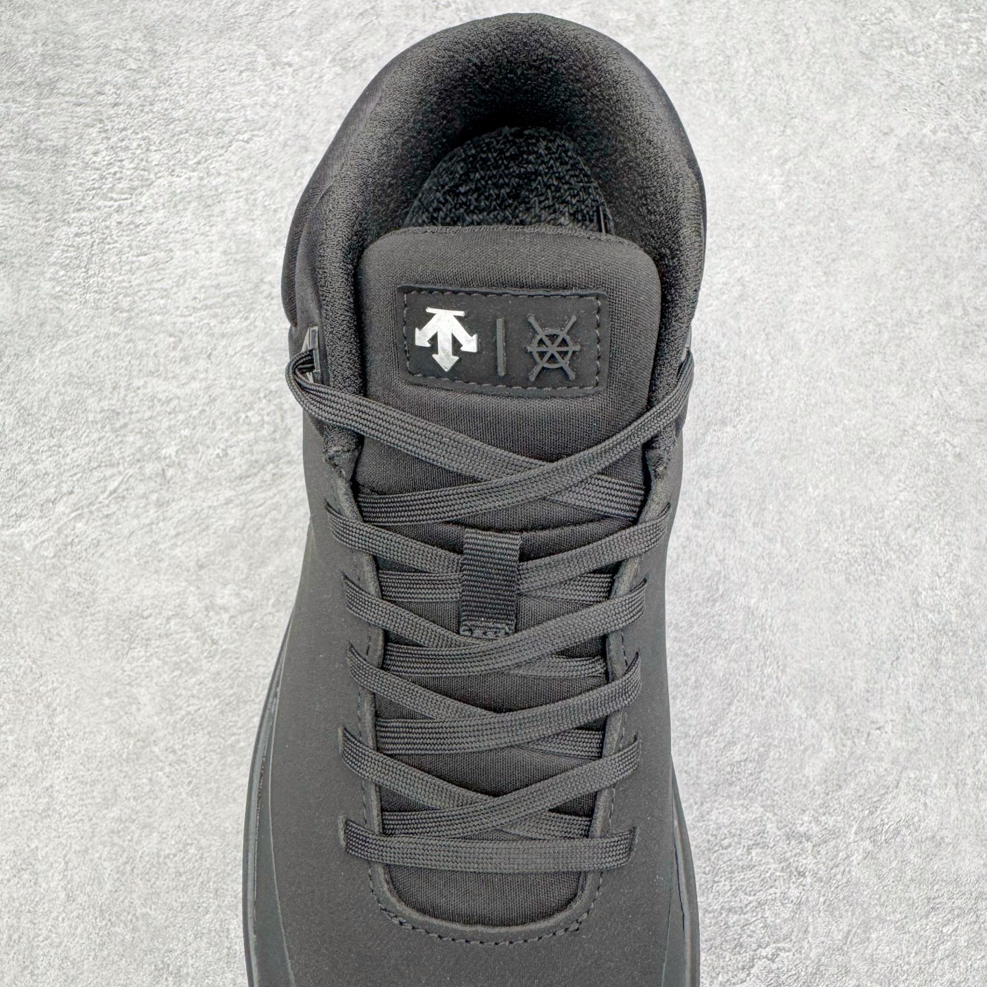 图片[5]-＃GD广顶 DESCENTE Dualis GORE-TEX 迪桑特时尚防滑耐磨中帮生活休闲鞋 DESCENTE（迪桑特）创立于1935年，品牌名取自法语词汇，意为“滑降”。品牌箭头标识代表滑雪的三种技术“高速直线滑行”、“穿越”和“侧滑”，也寓意品牌在打造高端专业运动产品中不断追求完美的创新精神，致力于成为中国高端专业滑雪、综训、女子、铁人三项、高尔夫的第一品牌。尺码：39 40 41 42 43 44-选品中心