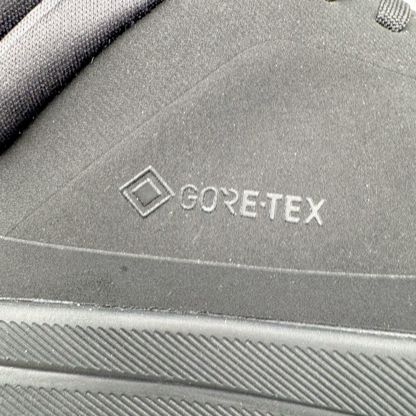 图片[20]-＃GD广顶 DESCENTE Dualis GORE-TEX 迪桑特时尚防滑耐磨中帮生活休闲鞋 DESCENTE（迪桑特）创立于1935年，品牌名取自法语词汇，意为“滑降”。品牌箭头标识代表滑雪的三种技术“高速直线滑行”、“穿越”和“侧滑”，也寓意品牌在打造高端专业运动产品中不断追求完美的创新精神，致力于成为中国高端专业滑雪、综训、女子、铁人三项、高尔夫的第一品牌。尺码：39 40 41 42 43 44-选品中心