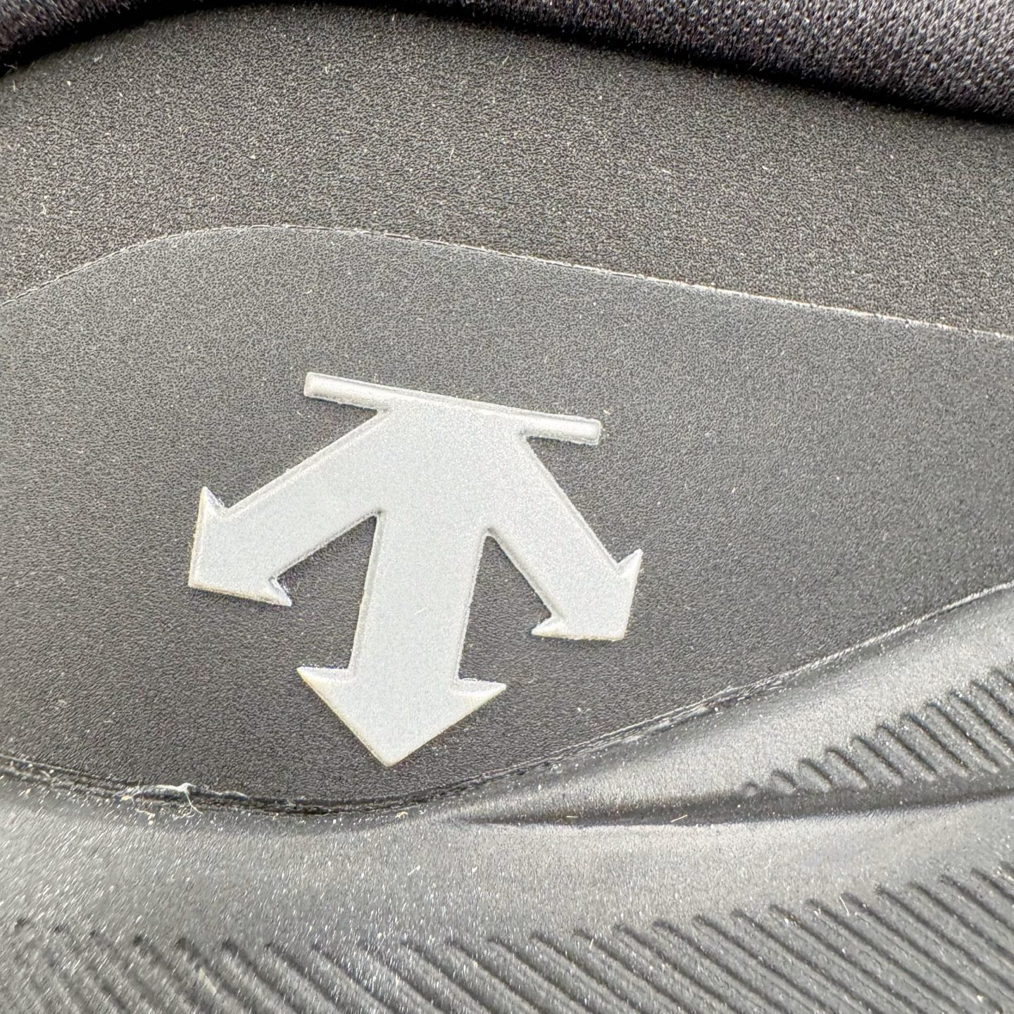 图片[19]-＃GD广顶 DESCENTE Dualis GORE-TEX 迪桑特时尚防滑耐磨中帮生活休闲鞋 DESCENTE（迪桑特）创立于1935年，品牌名取自法语词汇，意为“滑降”。品牌箭头标识代表滑雪的三种技术“高速直线滑行”、“穿越”和“侧滑”，也寓意品牌在打造高端专业运动产品中不断追求完美的创新精神，致力于成为中国高端专业滑雪、综训、女子、铁人三项、高尔夫的第一品牌。尺码：39 40 41 42 43 44-选品中心