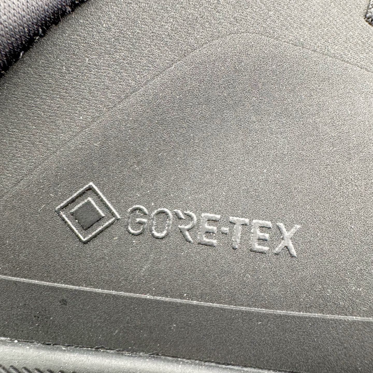 图片[13]-＃GD广顶 DESCENTE Dualis GORE-TEX 迪桑特时尚防滑耐磨中帮生活休闲鞋 DESCENTE（迪桑特）创立于1935年，品牌名取自法语词汇，意为“滑降”。品牌箭头标识代表滑雪的三种技术“高速直线滑行”、“穿越”和“侧滑”，也寓意品牌在打造高端专业运动产品中不断追求完美的创新精神，致力于成为中国高端专业滑雪、综训、女子、铁人三项、高尔夫的第一品牌。尺码：39 40 41 42 43 44-选品中心