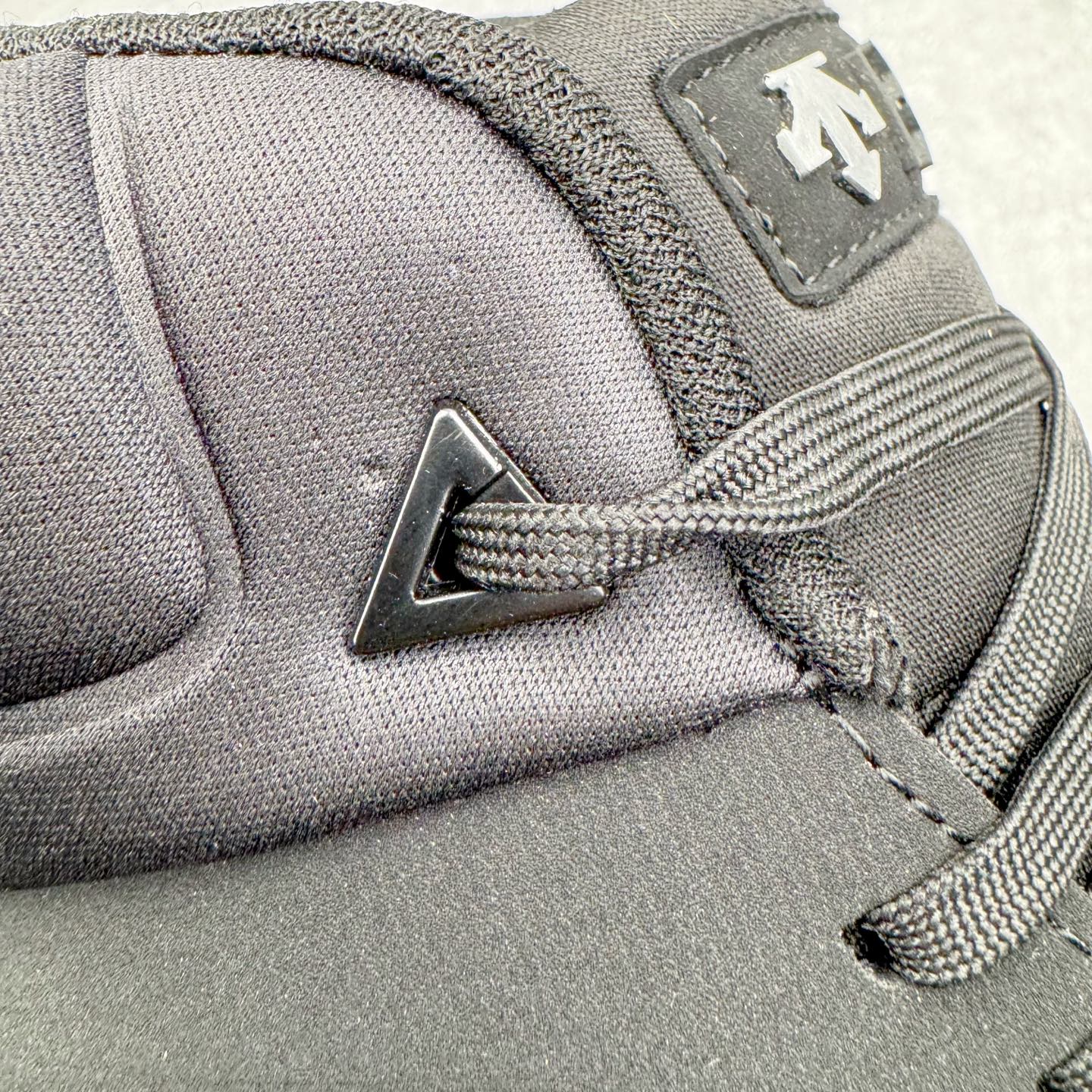 图片[17]-＃GD广顶 DESCENTE Dualis GORE-TEX 迪桑特时尚防滑耐磨中帮生活休闲鞋 DESCENTE（迪桑特）创立于1935年，品牌名取自法语词汇，意为“滑降”。品牌箭头标识代表滑雪的三种技术“高速直线滑行”、“穿越”和“侧滑”，也寓意品牌在打造高端专业运动产品中不断追求完美的创新精神，致力于成为中国高端专业滑雪、综训、女子、铁人三项、高尔夫的第一品牌。尺码：39 40 41 42 43 44-选品中心