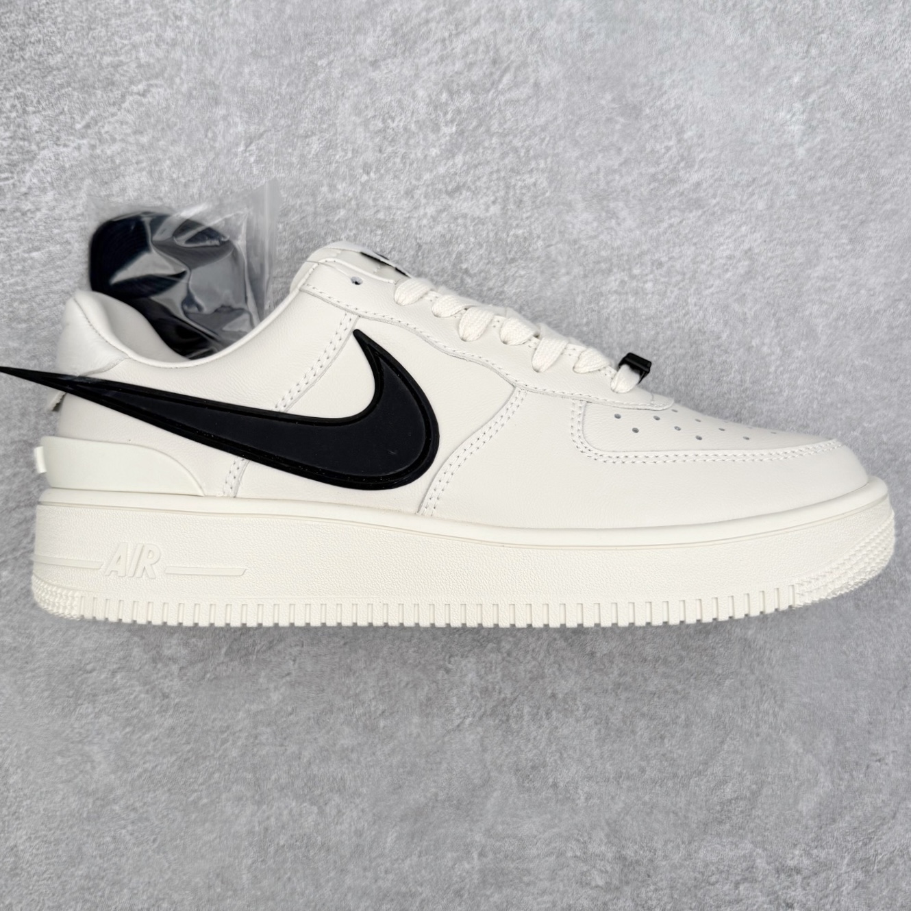 ＃福利特价 AMBUSH x NK Air Force 1 Low 空军一号低帮运动板鞋 联名大钩 全网最具性价比版本没有之一 2022全新楦头鞋型 鱼鳞大底 历时开发三个月 清洁度完美 二维码鞋标 内置芯片及solo气垫 大底高度及其弧度依照正品 钢印 logo刺绣 鞋口弧度 鞋头长度 鞋面冲孔 鞋垫背胶及钢印 完美鞋型对比正品 每一处都是细节满满 尺码：36 36.5 37.5 38 38.5 39 40 40.5 41 42 42.5 43 44 44.5 45 46-选品中心