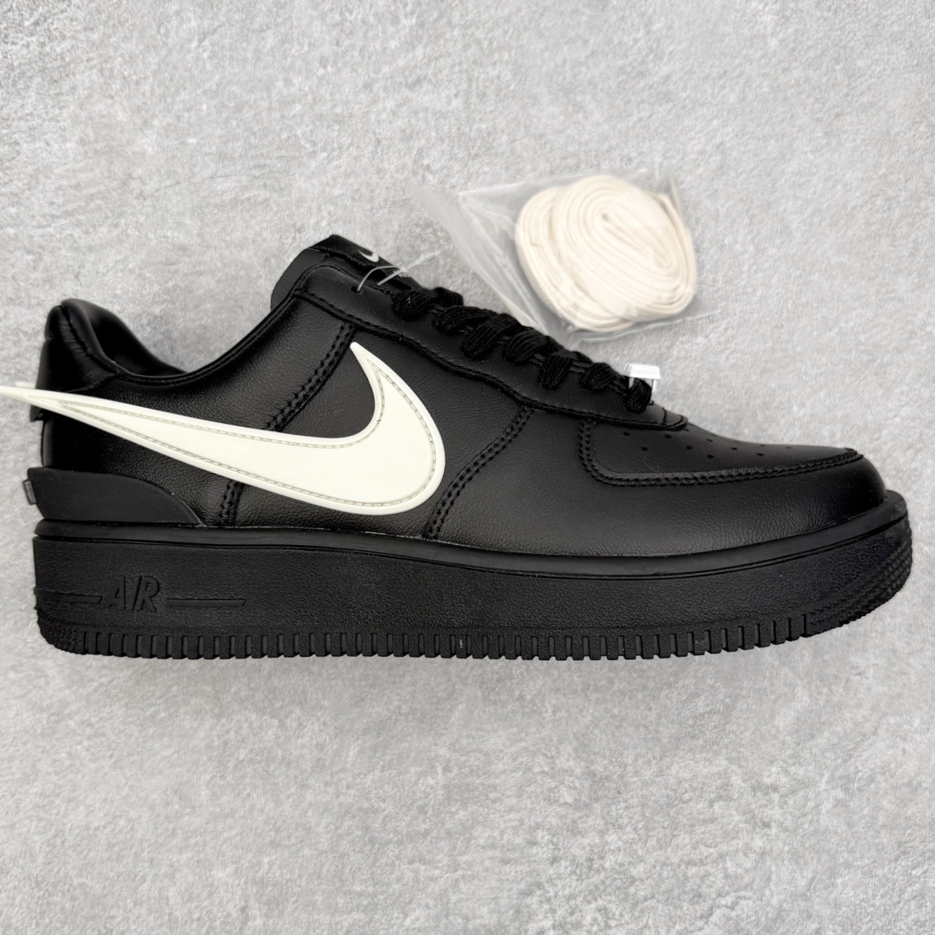 ＃福利特价 AMBUSH x NK Air Force 1 Low 空军一号低帮运动板鞋 联名大钩 全网最具性价比版本没有之一 2022全新楦头鞋型 鱼鳞大底 历时开发三个月 清洁度完美 二维码鞋标 内置芯片及solo气垫 大底高度及其弧度依照正品 钢印 logo刺绣 鞋口弧度 鞋头长度 鞋面冲孔 鞋垫背胶及钢印 完美鞋型对比正品 每一处都是细节满满 尺码：36 36.5 37.5 38 38.5 39 40 40.5 41 42 42.5 43 44 44.5 45 46-选品中心