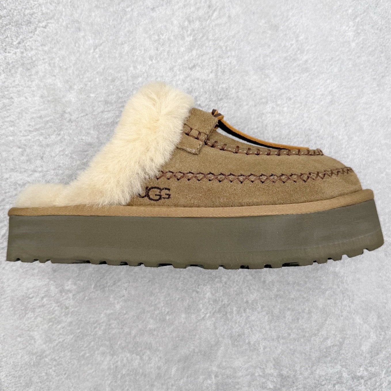 ＃GD UGG 8260经典秋冬羊皮毛一体雪地靴 隆丰A级澳洲进口羊皮毛一体 完全遵循ZP工艺流程 代工厂原厂版师 秉承无原鞋不开发选择 注重每一处细节 市面最正版型 TREADLITE\\\