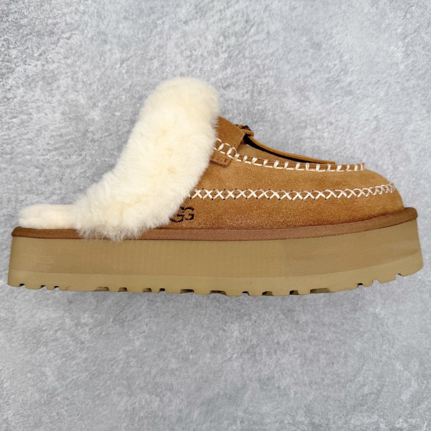 ＃GD UGG 8260经典秋冬羊皮毛一体雪地靴 隆丰A级澳洲进口羊皮毛一体 完全遵循ZP工艺流程 代工厂原厂版师 秉承无原鞋不开发选择 注重每一处细节 市面最正版型 TREADLITE\\\