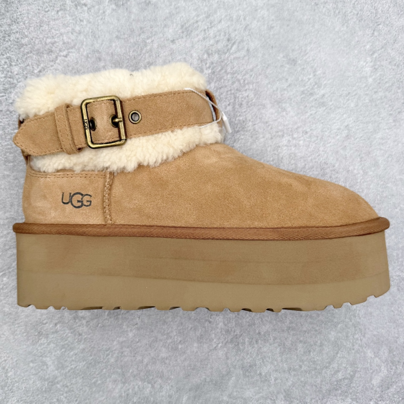 ＃GD UGG 4041经典秋冬羊皮毛一体雪地靴 隆丰A级澳洲进口羊皮毛一体 完全遵循ZP工艺流程 代工厂原厂版师 秉承无原鞋不开发选择 注重每一处细节 市面最正版型 TREADLITE\\\