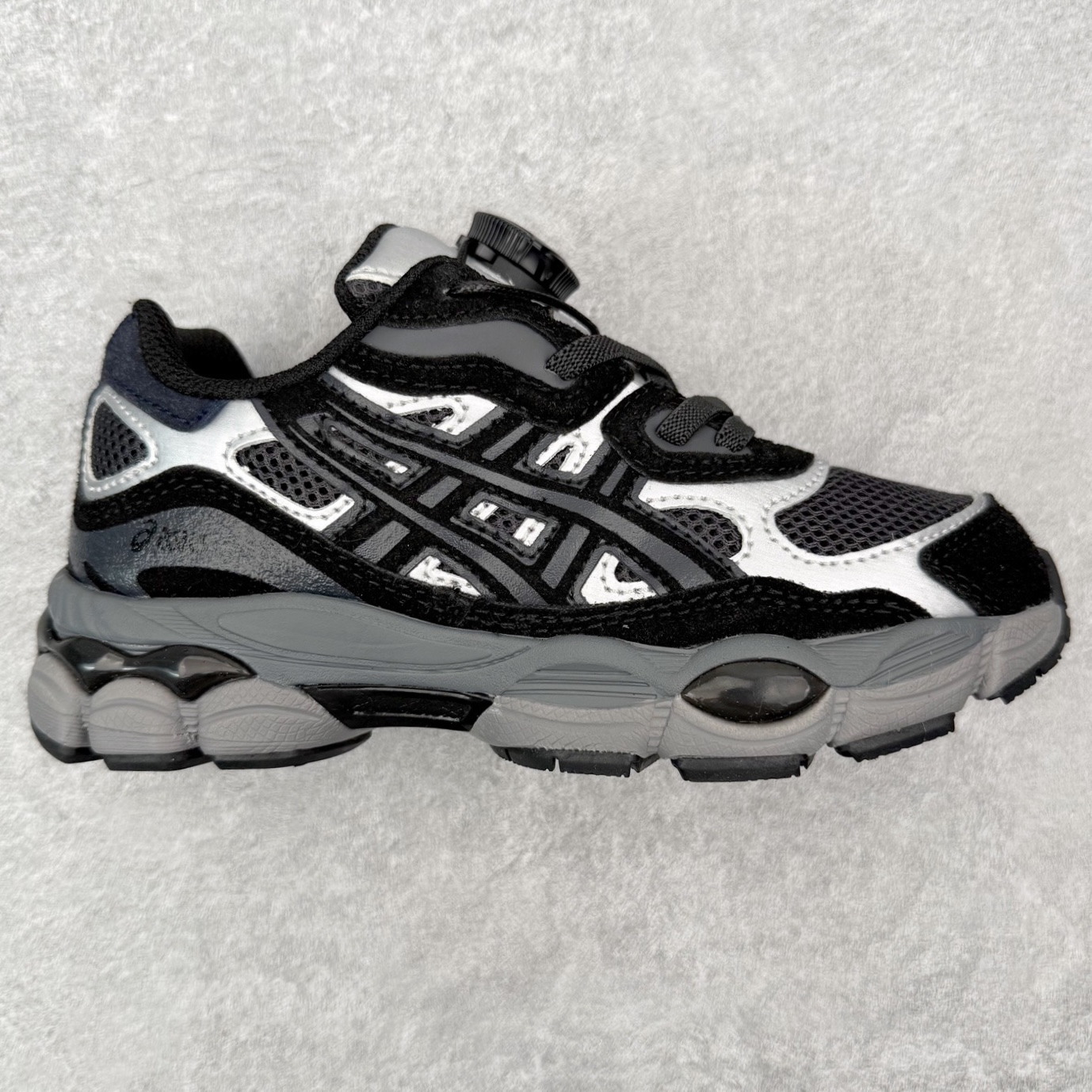 Asics GEL-NYC 亚瑟士防滑耐磨透气低帮运动休闲鞋童鞋 GEL-NYC™ 运动鞋的灵感源自传统和现代高性能跑步风格 其鞋面结构参考了 2000 年代初的 GEL-NIMBUS™ 3 鞋 并将其与 MC-PLUS V 设计中的各种装饰融为一体 该工装通过使用 GEL-CUMULUS® 16 鞋的工装系统来对比鞋面的复古风格 通过轻质泡沫和 GEL® 技术嵌入物的结合 这种中底结构有助于创造先进的脚底舒适度 尺码：27 28 29 30 31 32 33 34 35-选品中心