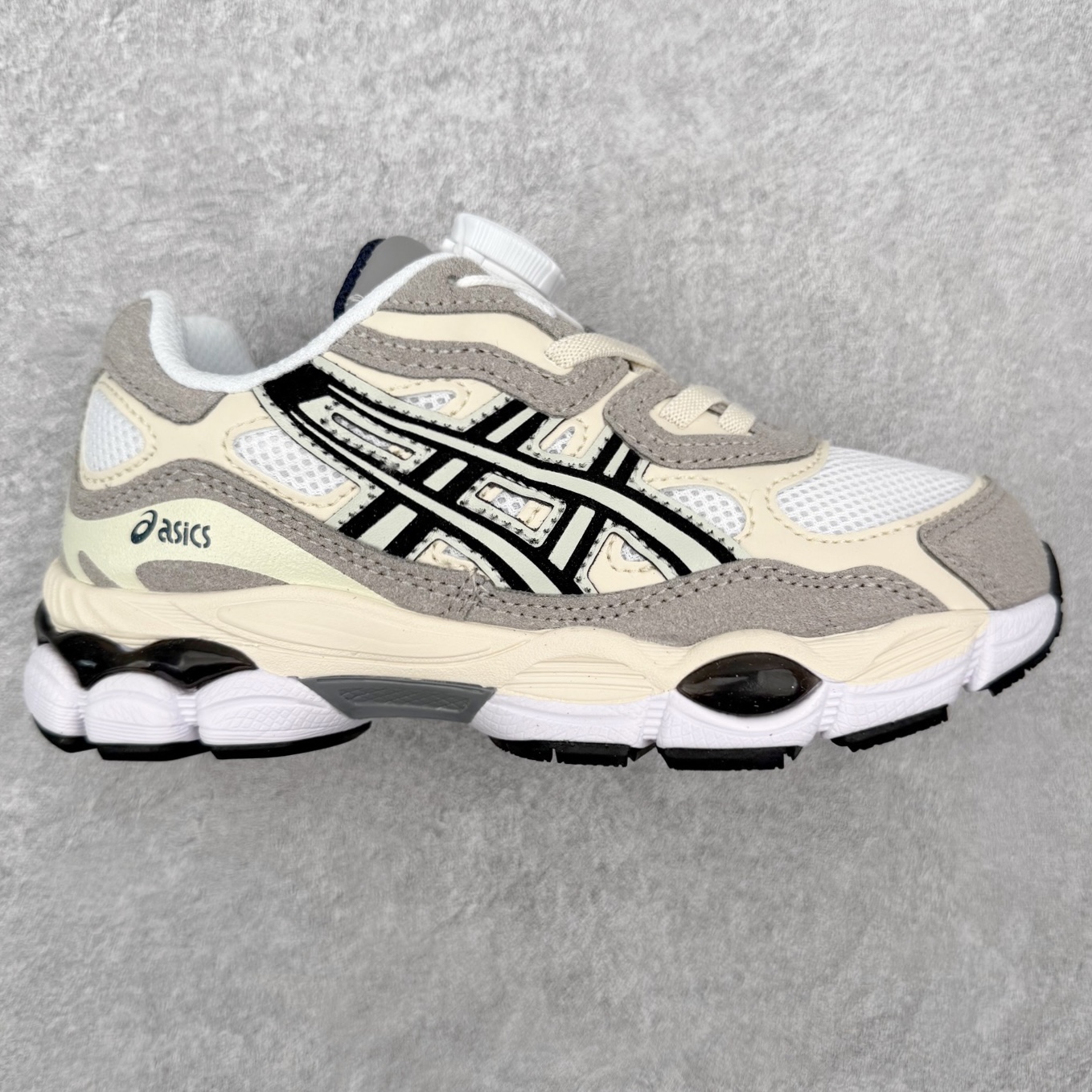 Asics GEL-NYC 亚瑟士防滑耐磨透气低帮运动休闲鞋童鞋 GEL-NYC™ 运动鞋的灵感源自传统和现代高性能跑步风格 其鞋面结构参考了 2000 年代初的 GEL-NIMBUS™ 3 鞋 并将其与 MC-PLUS V 设计中的各种装饰融为一体 该工装通过使用 GEL-CUMULUS® 16 鞋的工装系统来对比鞋面的复古风格 通过轻质泡沫和 GEL® 技术嵌入物的结合 这种中底结构有助于创造先进的脚底舒适度 尺码：27 28 29 30 31 32 33 34 35-选品中心