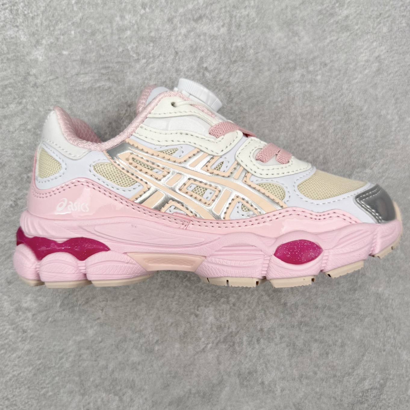 Asics GEL-NYC 亚瑟士防滑耐磨透气低帮运动休闲鞋童鞋 GEL-NYC™ 运动鞋的灵感源自传统和现代高性能跑步风格 其鞋面结构参考了 2000 年代初的 GEL-NIMBUS™ 3 鞋 并将其与 MC-PLUS V 设计中的各种装饰融为一体 该工装通过使用 GEL-CUMULUS® 16 鞋的工装系统来对比鞋面的复古风格 通过轻质泡沫和 GEL® 技术嵌入物的结合 这种中底结构有助于创造先进的脚底舒适度 尺码：27 28 29 30 31 32 33 34 35-选品中心