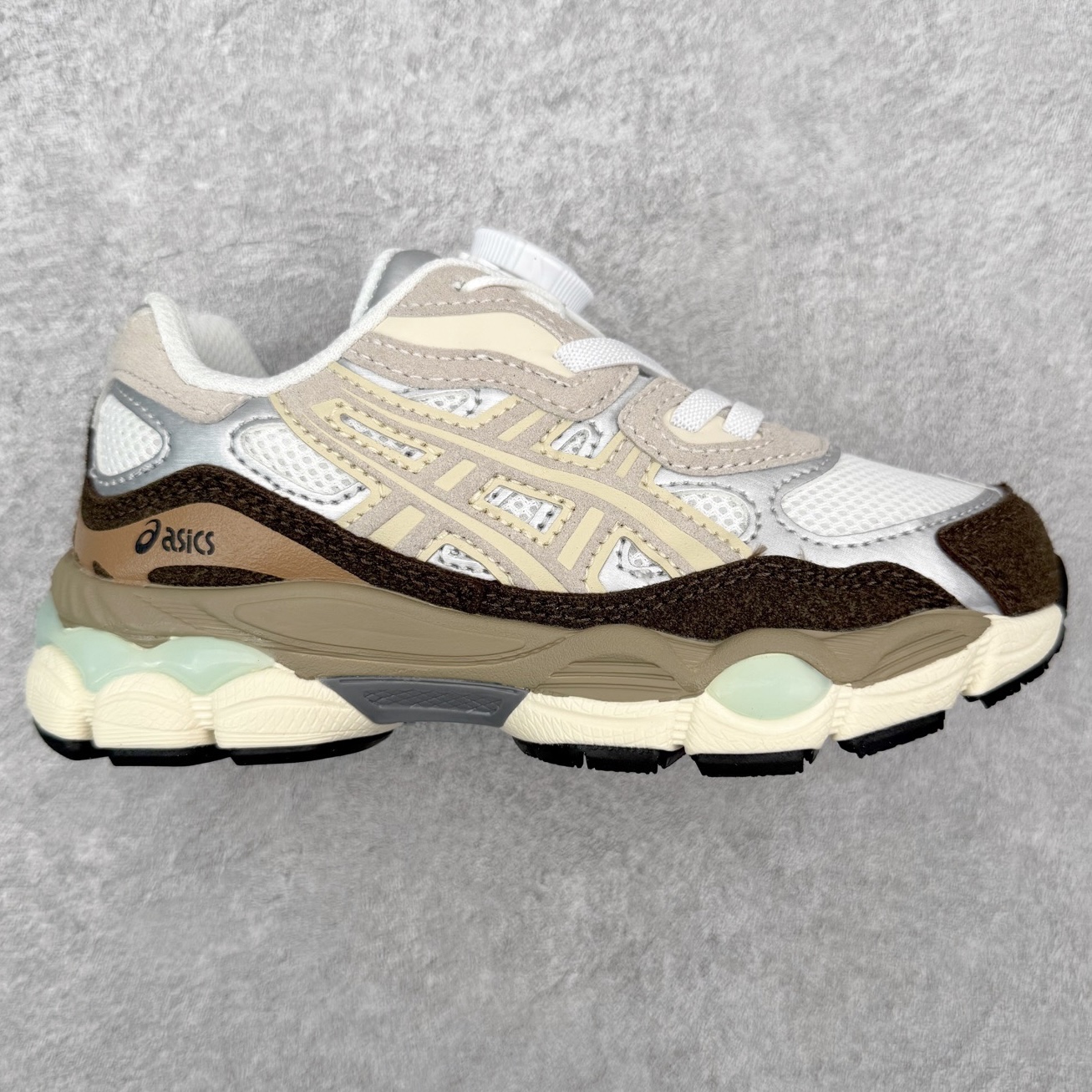 Asics GEL-NYC 亚瑟士防滑耐磨透气低帮运动休闲鞋童鞋 GEL-NYC™ 运动鞋的灵感源自传统和现代高性能跑步风格 其鞋面结构参考了 2000 年代初的 GEL-NIMBUS™ 3 鞋 并将其与 MC-PLUS V 设计中的各种装饰融为一体 该工装通过使用 GEL-CUMULUS® 16 鞋的工装系统来对比鞋面的复古风格 通过轻质泡沫和 GEL® 技术嵌入物的结合 这种中底结构有助于创造先进的脚底舒适度 尺码：27 28 29 30 31 32 33 34 35-选品中心