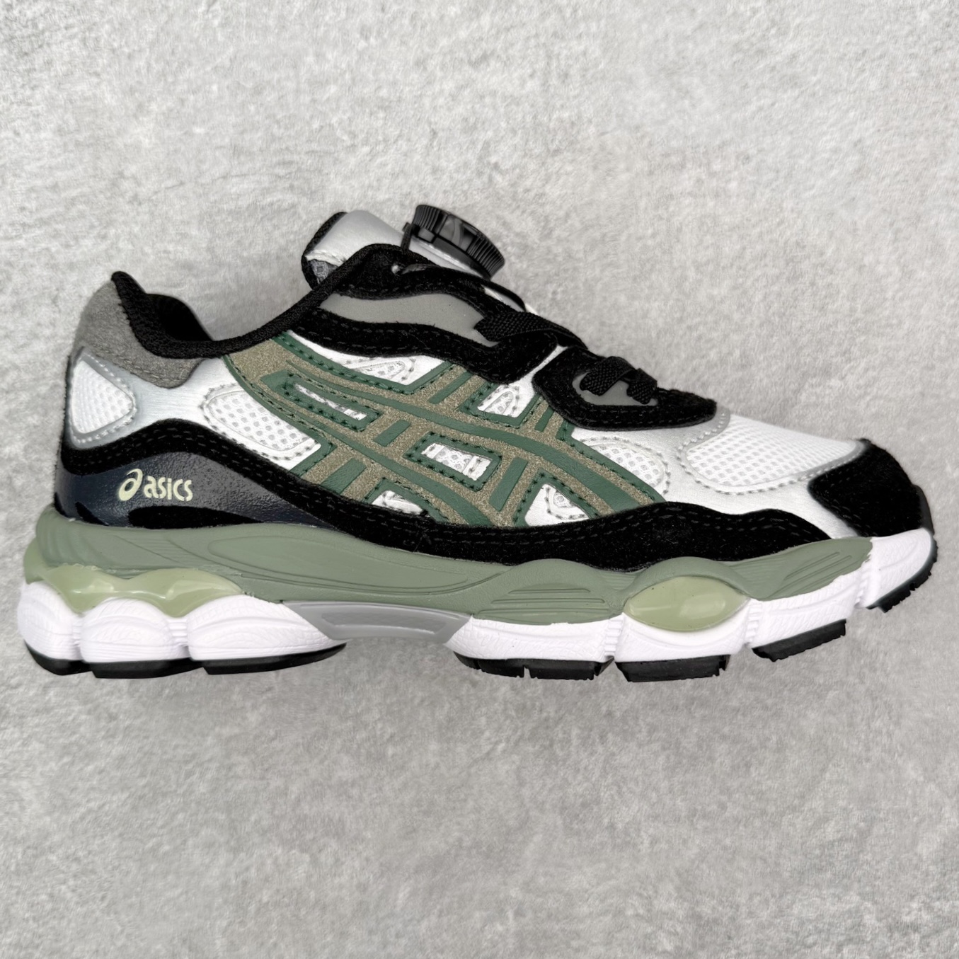 Asics GEL-NYC 亚瑟士防滑耐磨透气低帮运动休闲鞋童鞋 GEL-NYC™ 运动鞋的灵感源自传统和现代高性能跑步风格 其鞋面结构参考了 2000 年代初的 GEL-NIMBUS™ 3 鞋 并将其与 MC-PLUS V 设计中的各种装饰融为一体 该工装通过使用 GEL-CUMULUS® 16 鞋的工装系统来对比鞋面的复古风格 通过轻质泡沫和 GEL® 技术嵌入物的结合 这种中底结构有助于创造先进的脚底舒适度 尺码：27 28 29 30 31 32 33 34 35-选品中心